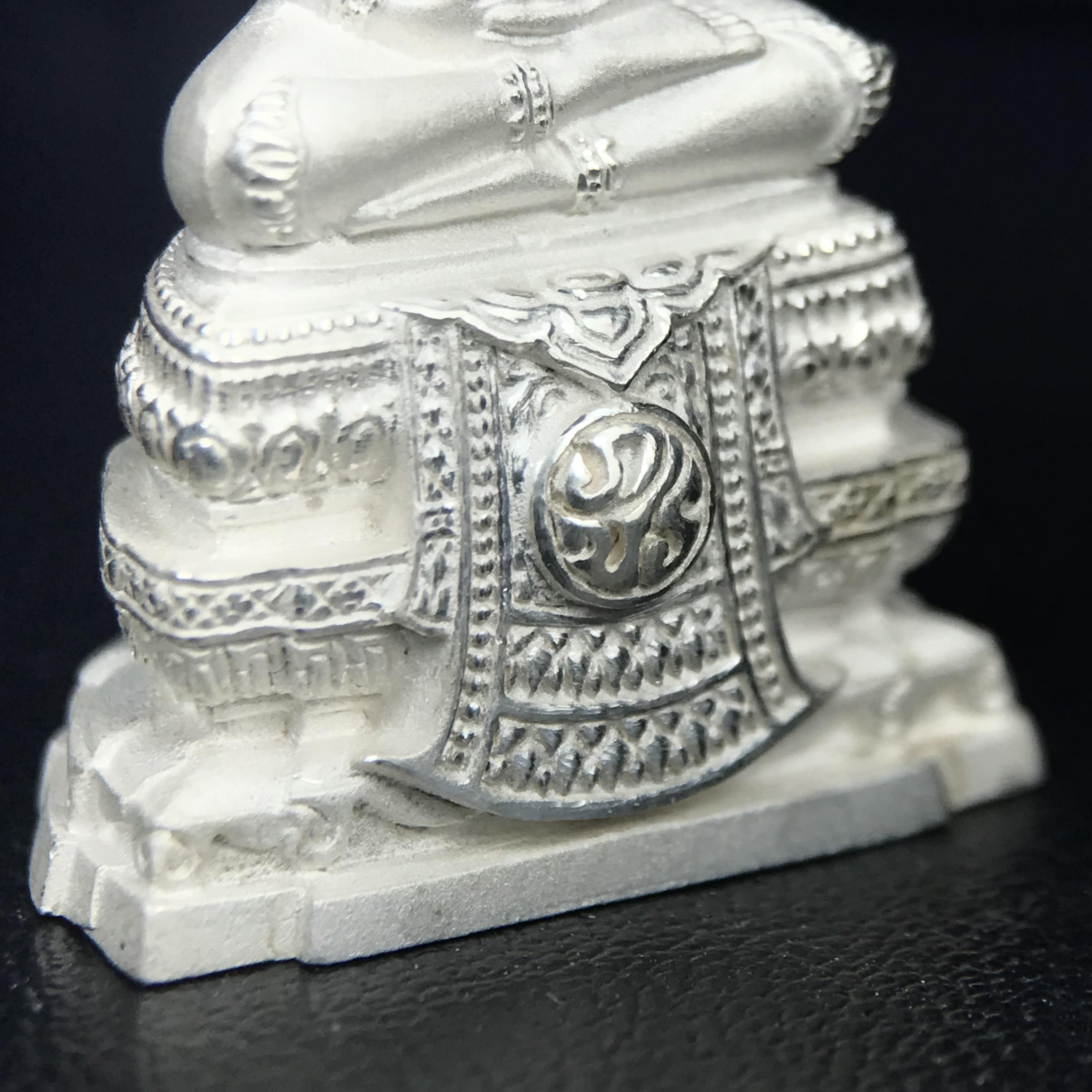 พระแก้วมรกต ภปร. ปี 2547 จัดสร้างโดยโรงพยาบาลภูมิพลอดุลยเดช เนื้อเงิน ลอยองค์ สูง 3.7 ซม.หน้าตัก 1/2 นิ้ว พิธีมหามังคาภิเษก ณ พระอุโบสถวัดพระศรีรัตนศาสดาราม(วัดพระแก้ว) งดงามทรงคุณค่าอีกหนึ่งรุ่นยอดนิยม หายาก(หมายเลขต้นๆหลักร้อย ๕๗๓)(1ใน3000องค์)