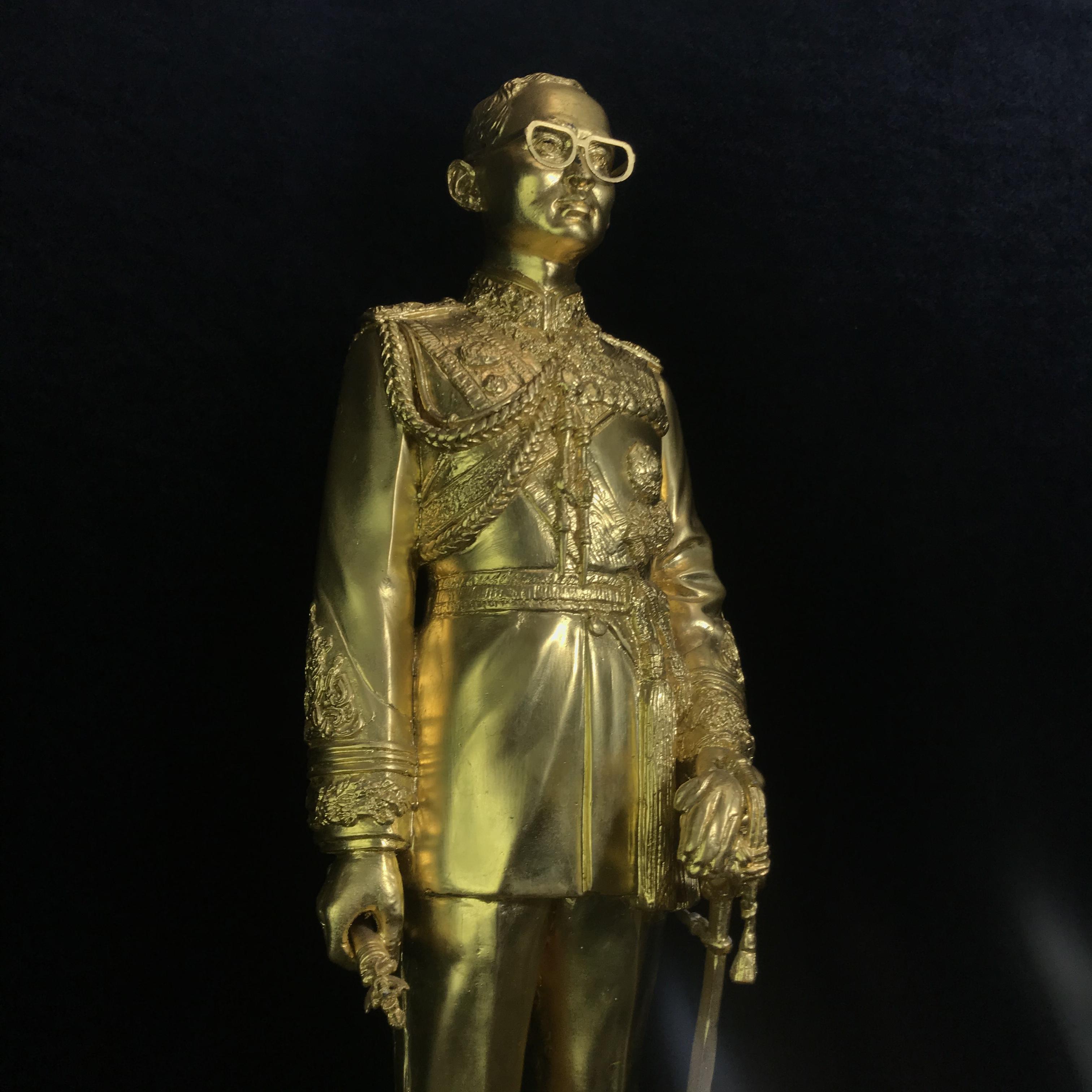 พระบรมรูปหล่อในหลวงรัชการที่ 9 โดยพระบรมราชานุญาต ที่ระลึกโครงการจัดสร้างโรงพยาบาลราชพิพัฒน์ ในมหามงคลวโรกาสพระราชพิธีกาญจนาภิเษก ทรงครองสิริราชสมบัติครบ 50 ปี พ.ศ.2539 (พิธีใหญ่ปลุกเสกวัดพระแก้ว)