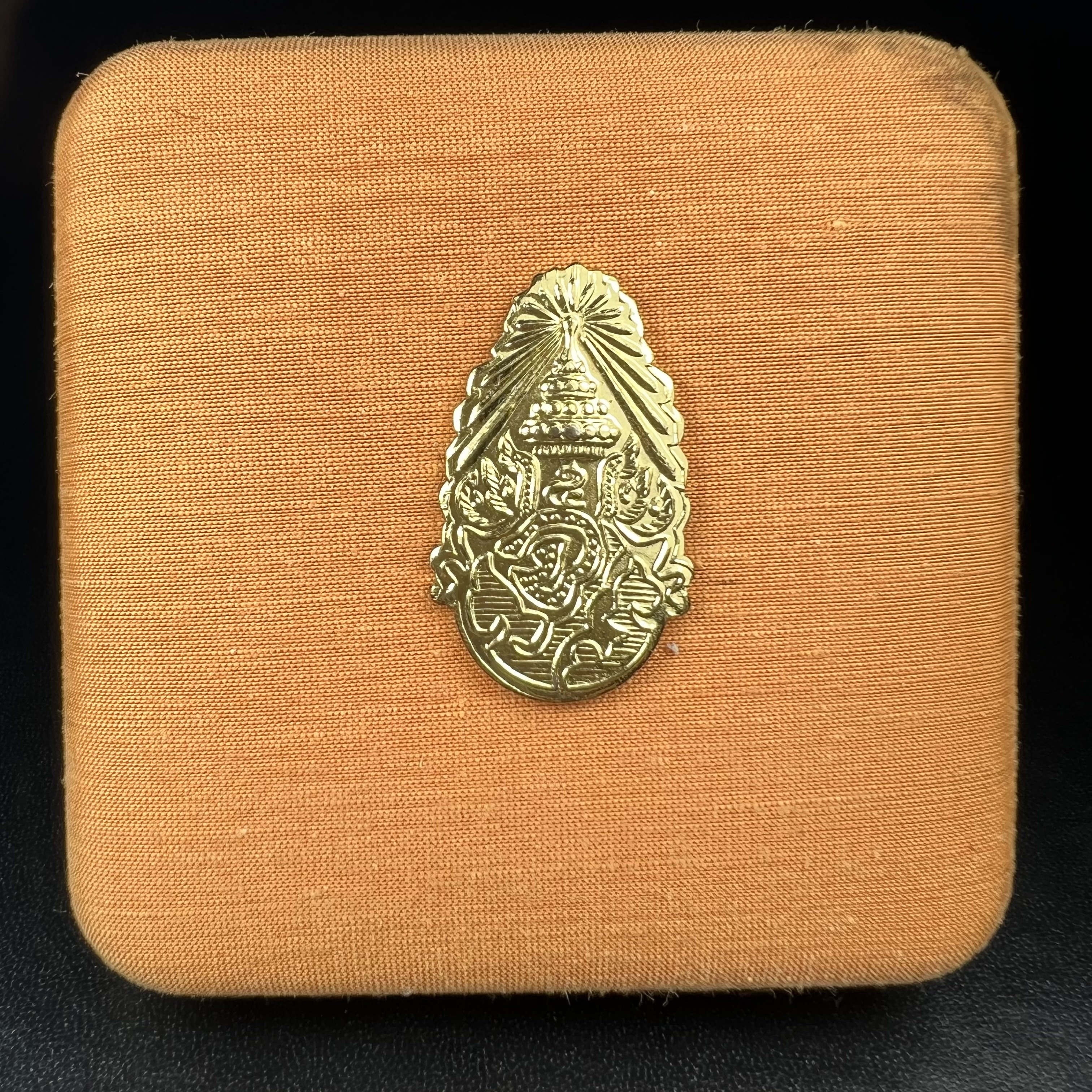 เหรียญรัชกาลที่ 5 หลัง 12 นักษัตริย์ รุ่นมหาลาภ ปี 2539 เนื้อเงินขัดเงา บล็อกนอก(เพิร์ธ)ออสเตรเรีย ขนาด 3.2 ซ.ม. กล่องบรรจุเดิมครบสมบูรณ์สวยงาม พิธีพุทธาภิเษก ณ.พระอุโบสถ วัดพระแก้ว สมเด็จพระญาณสังวร สมเด็จพระสังฆราช เป็นประธานพิธี