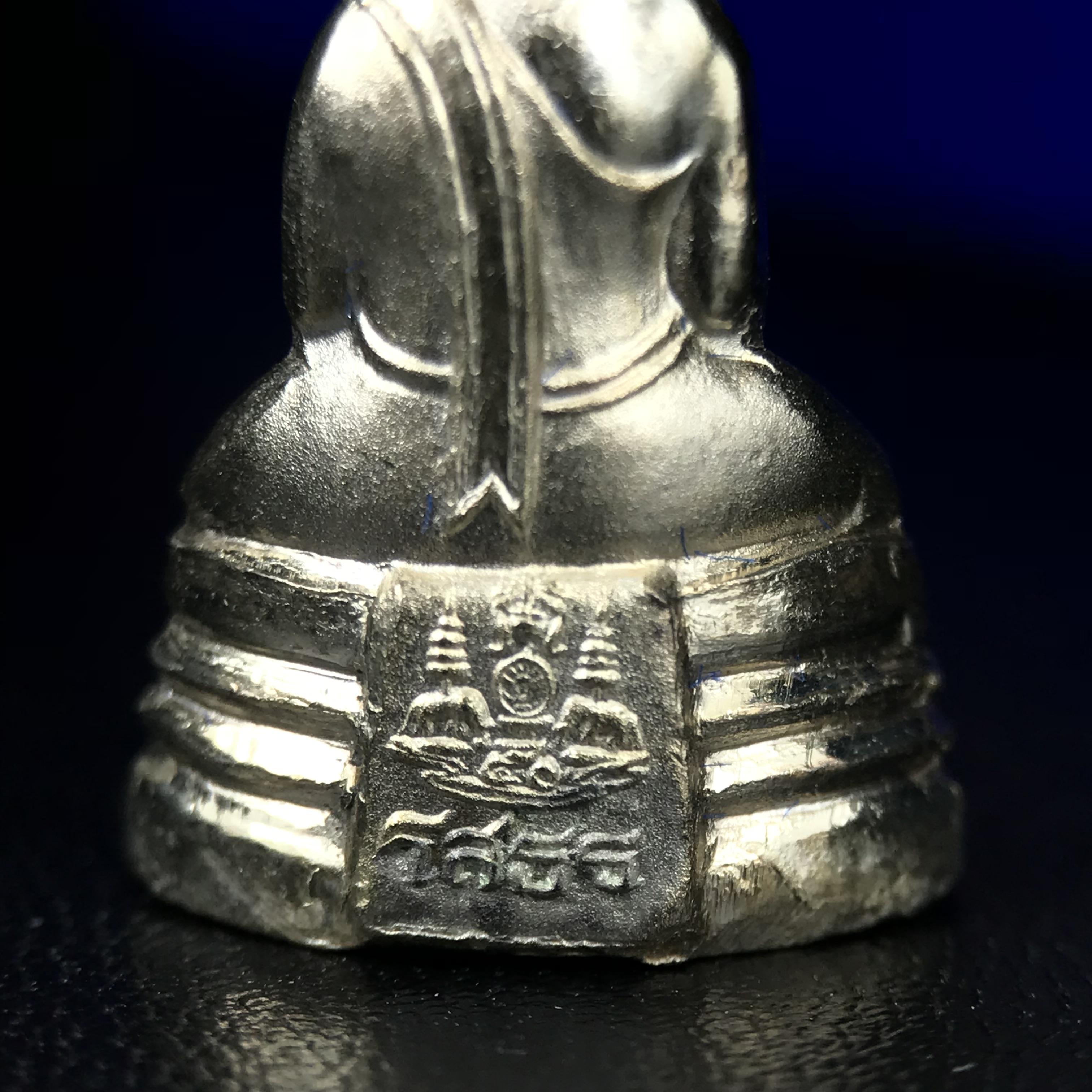 พระกริ่งหลวงพ่อโสธร ภปร. รุ่นกาญจนาภิเษก จัดสร้างในมงคลวโรกาสที่พระบาทสมเด็จพระเจ้าอยู่หัวรัชกาลที่9 เสด็จเถลิงถวัลย์สิริราชสมบัติ ครบ 50 ปี ในพุทธศักราช 2539 เนื้อเงิน(ผิวเดิมสวย)(พิธีใหญ่เข้มขลัง)1 ใน 9950 องค์