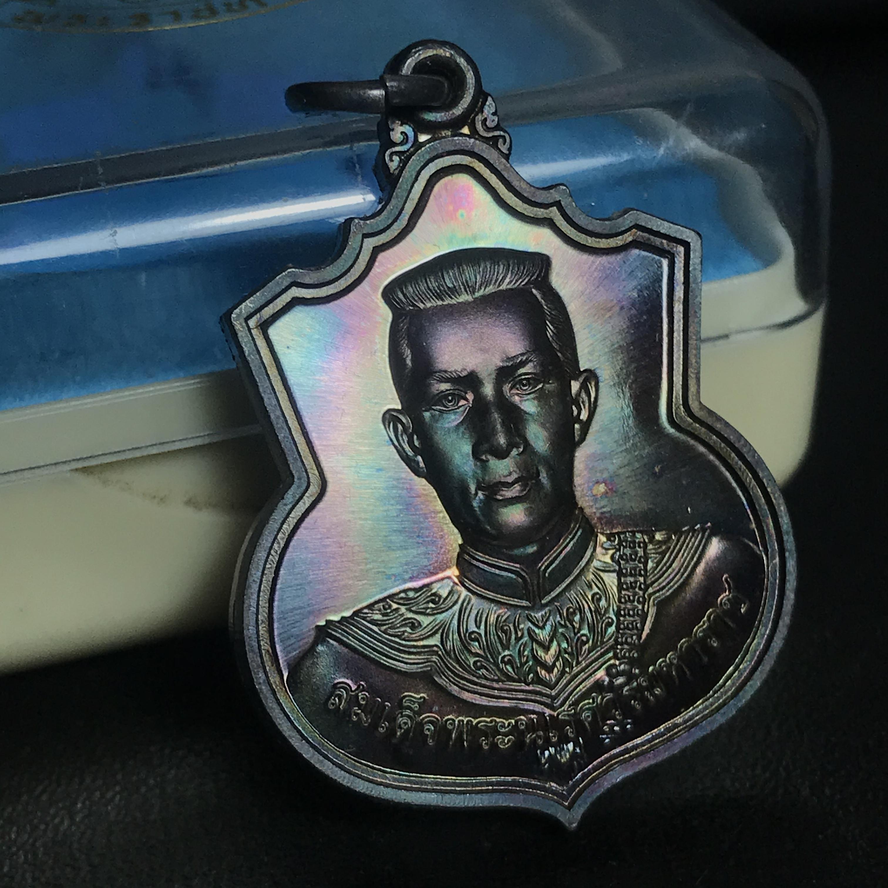 เหรียญสมเด็จพระนเรศวรมหาราช(พระองค์ดำ) รุ่นสู้ หลัง สก. ปี2548 พิธีใหญ่ เนื้อเงิน(ผิวเดิม กลับดำ ขึ้นสีรุ้งธรรมชาติ)สวยมาก