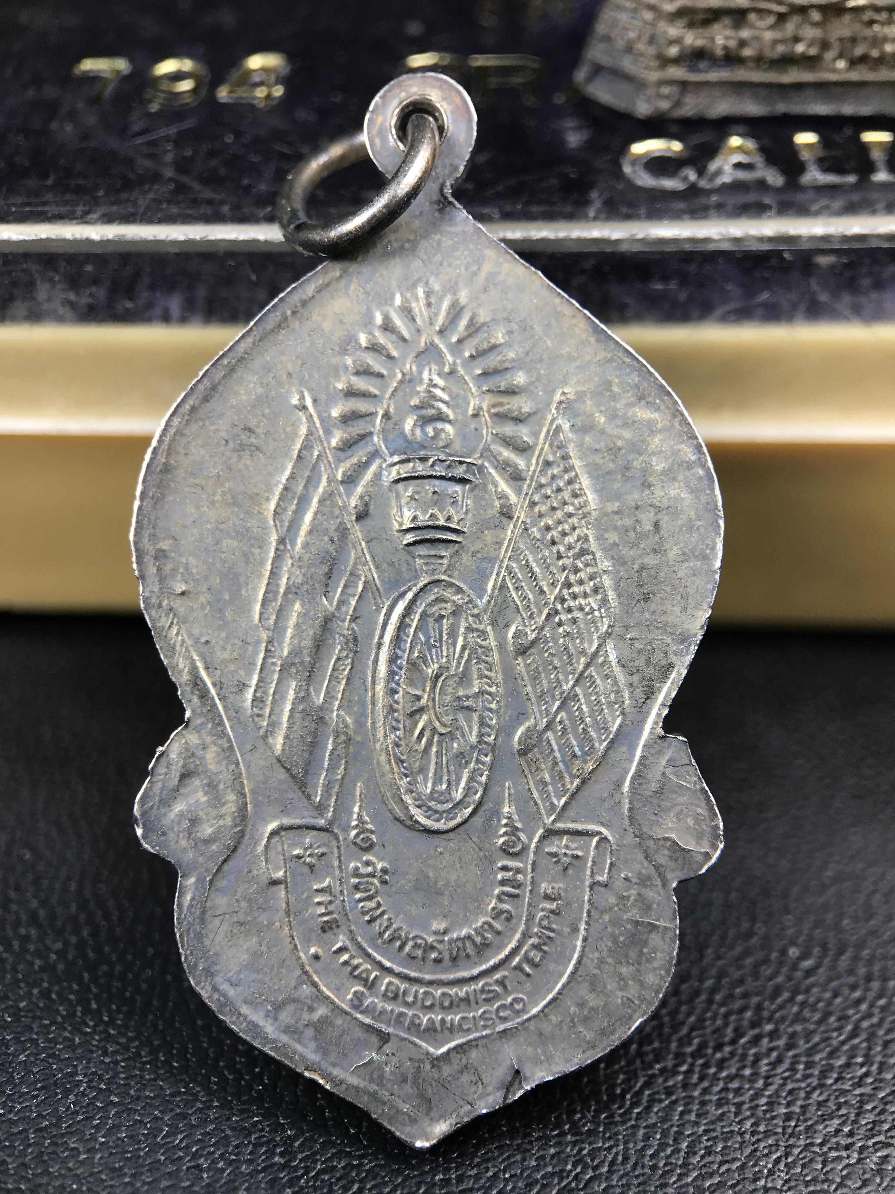 ชุดวัตถุมงคลพระพุทธมงคลรัตนภูมิพัฒนมหามุนี ภปร. วัดมงคลรัตนาราม วัดไทยในซานฟรานซิสโก สหรัฐอเมริกา ( Sanfrancisco USA.) ปี 2523(ชุดพิเศษกรรมการ 1 ชุด 5 รายการ)หายาก(พิธีใหญ่)หลวงปู่โต๊ะ วัดประดู่ฉิมพลี พร้อมเกจิอาจารย์ในยุคอีก ๑๐๘ รูปนั่งปรกอธิษฐานจิต