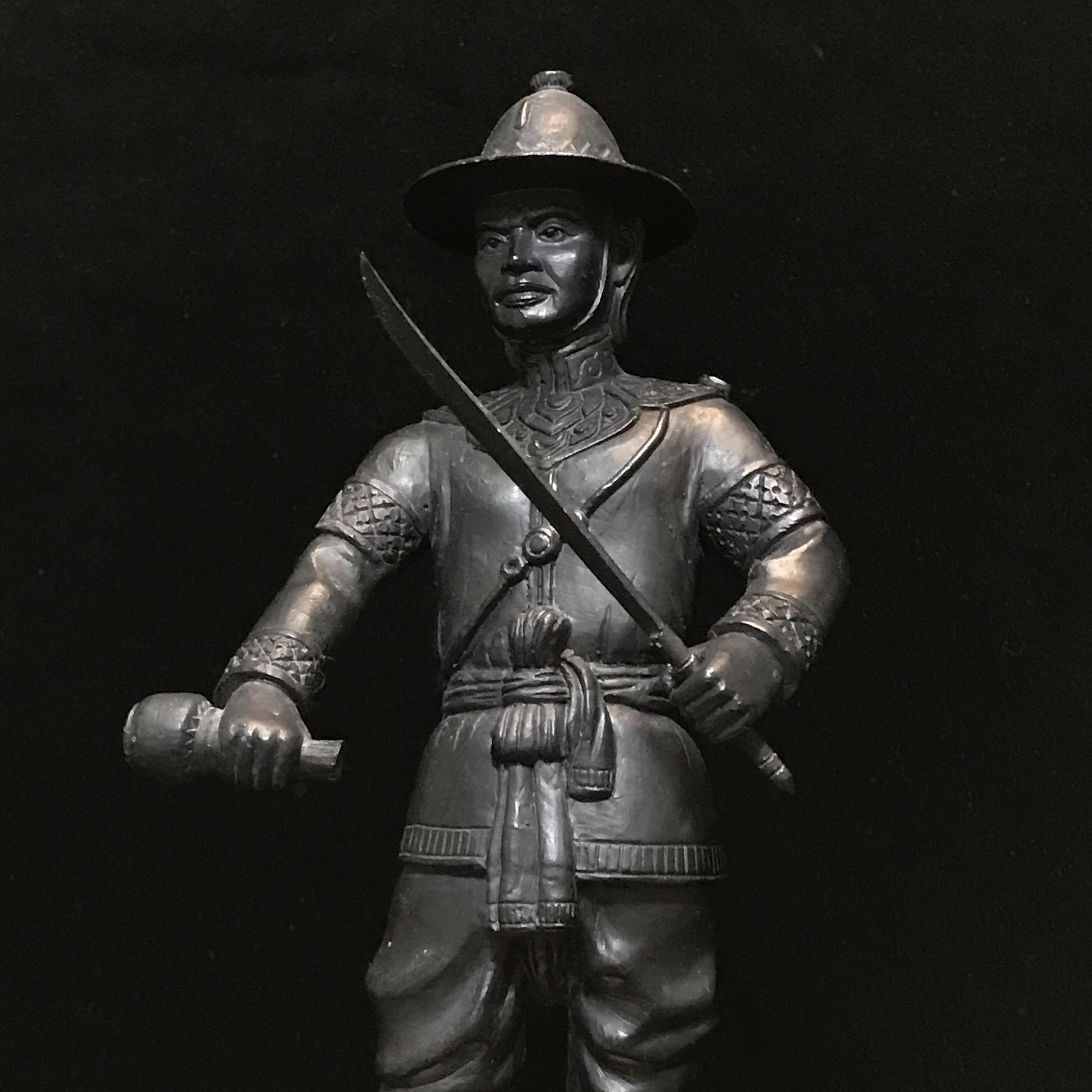 พระบรมรูปหล่อและเหรียญสมเด็จพระนเรศวรมหาราช ที่ระลึกครบ 100 ปี กองทัพภาคที่3 พ.ศ.2545