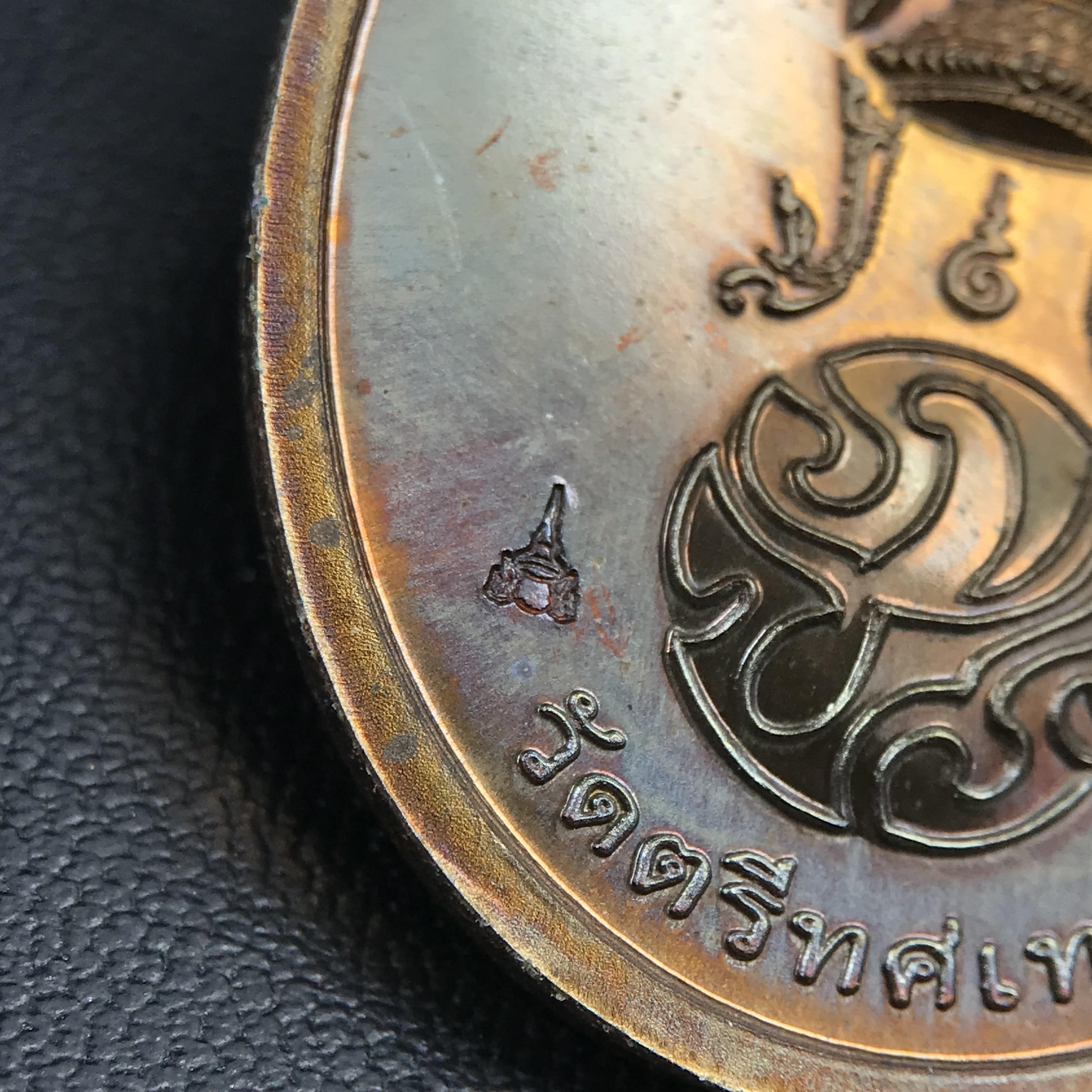 พระพุทธนวราชบพิตร ภปร. ที่ระลึก 7รอบ 84พรรษา ในหลวงรัชกาลที่ 9 วัดตรีทศเทพ จัดสร้าง พ.ศ. 2554 เหรียญเนื้อนวโลหะสภาพสวยกล่องเดิมครบ ตอกโค๊ตและหมายเลข ๓๑๑ (1 ใน 999 เหรียญ)หายากพบเจอน้อยมาก***นิมิตหมายแห่งคุณพระรัตนตรัย และความผูกพันระหว่างพระมหากษัตริย์กับ