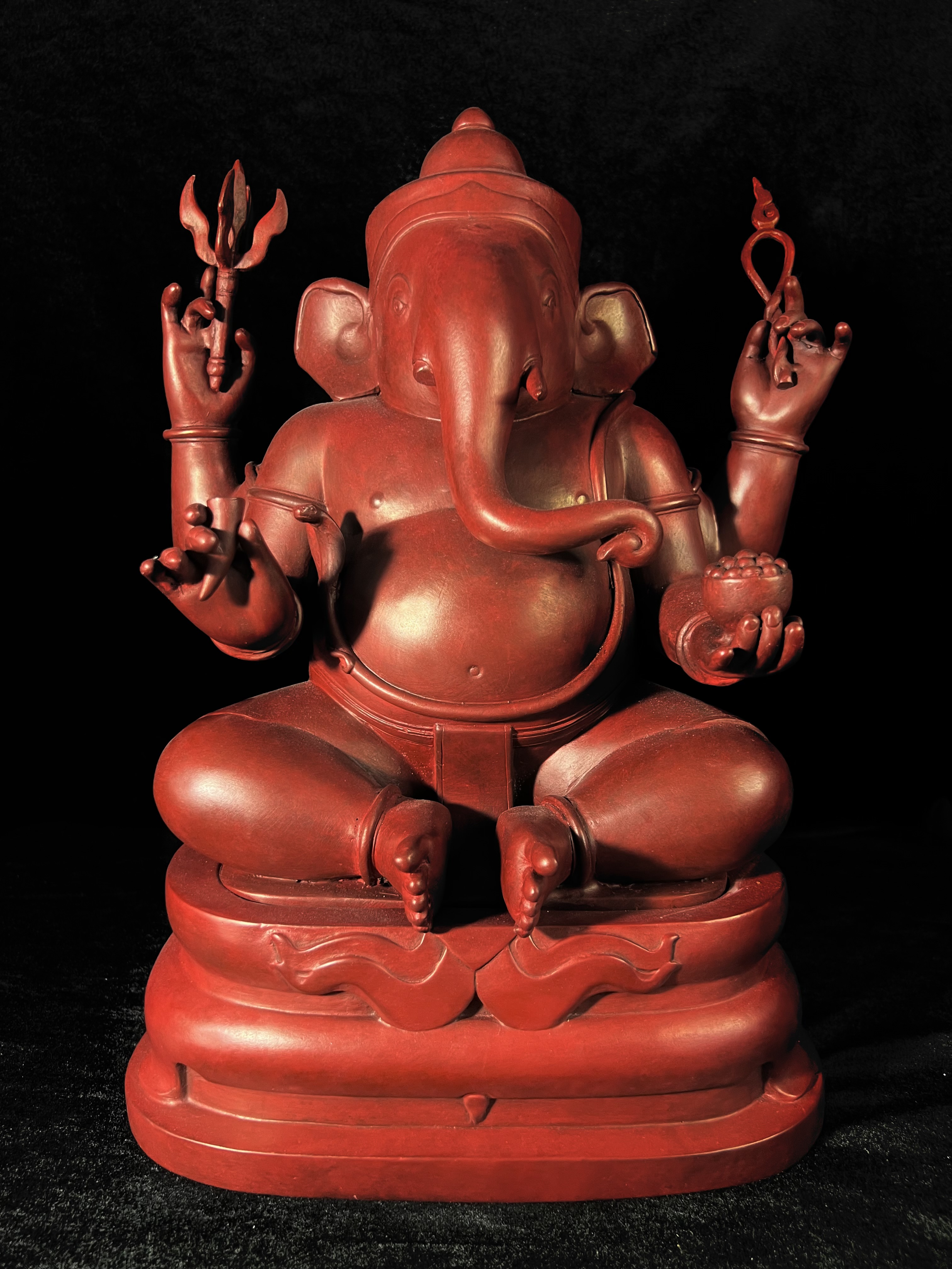 พระพิฆเนศวร 65 ปี คณะจิตรกรรมฯ มหาวิทยาลัยศิลปากร ปี 2551 ขนาดบูชาลอยองค์ หน้าตัก 9 นิ้ว(เนื้อสำริดแดงพลาติน่า)***สีแดงหายาก*** ออกแบบและปั้นโดย รองศาสตราจารย์วิชัย สิทธิรัตน์ ปัจจุบันดำรงตำแหน่งทางวิชาการเป็นศาตราจารย์ ศิลปินแห่งชาติสาขาประติมากรรม