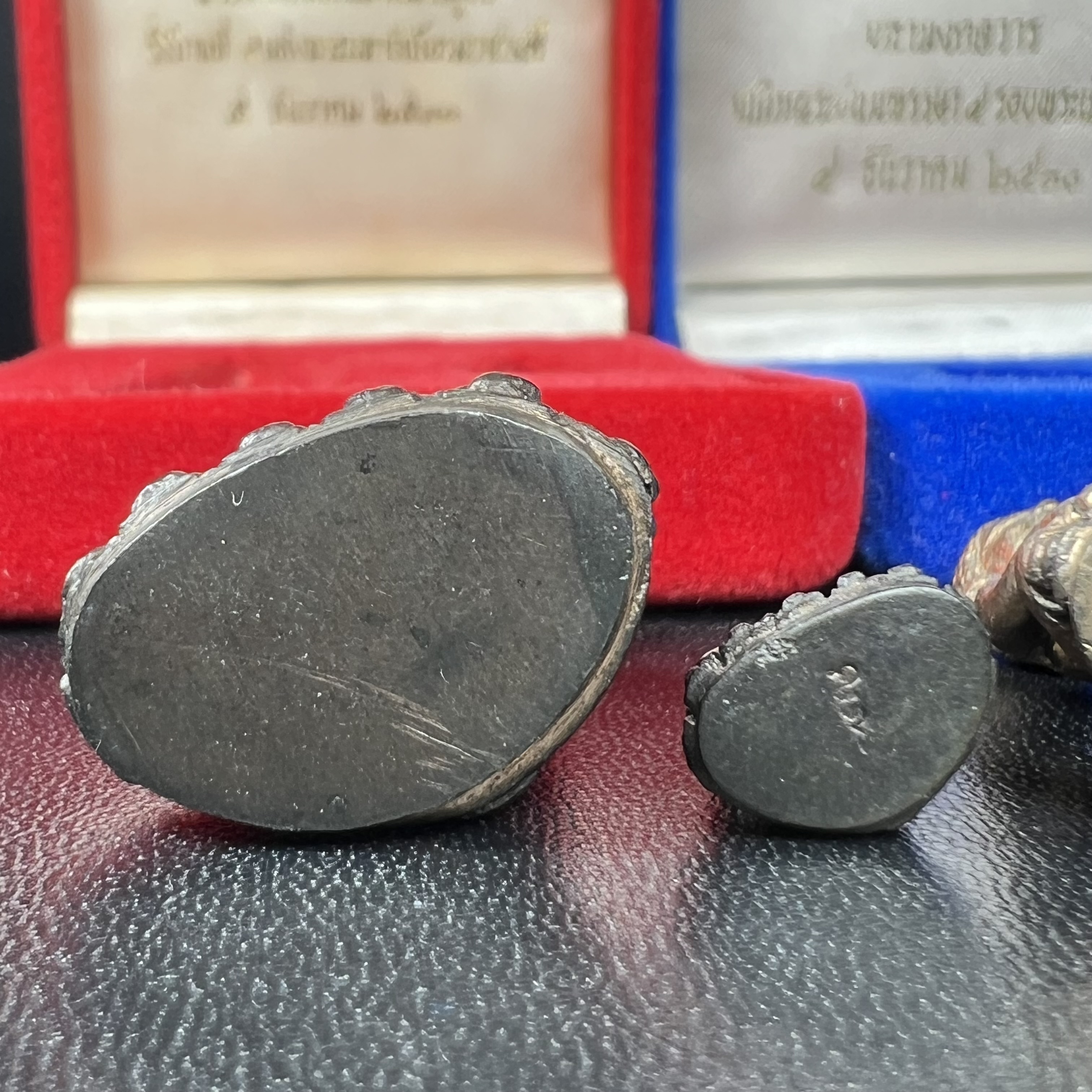 พระกริ่งคู่แฝดหายากมากที่จะมาคู่กันได้!! จัดสร้างในวาระพระบาทสมเด็จพระเจ้าอยู่หัวรัชกาลที่ 9 เจริญพระชนมพรรษา 5 รอบนักษัตริย์ พระกริ่ง-พระชัยวัฒน์ วัดบวรนิเวศวิหาร ปี 2530 + พระกริ่ง-พระชัยวัฒน์ นวราชบพิตร วัดตรีทศเทพ ปี 2530)(ในหลวงรัชกาลที่9เสด็จเททอง)