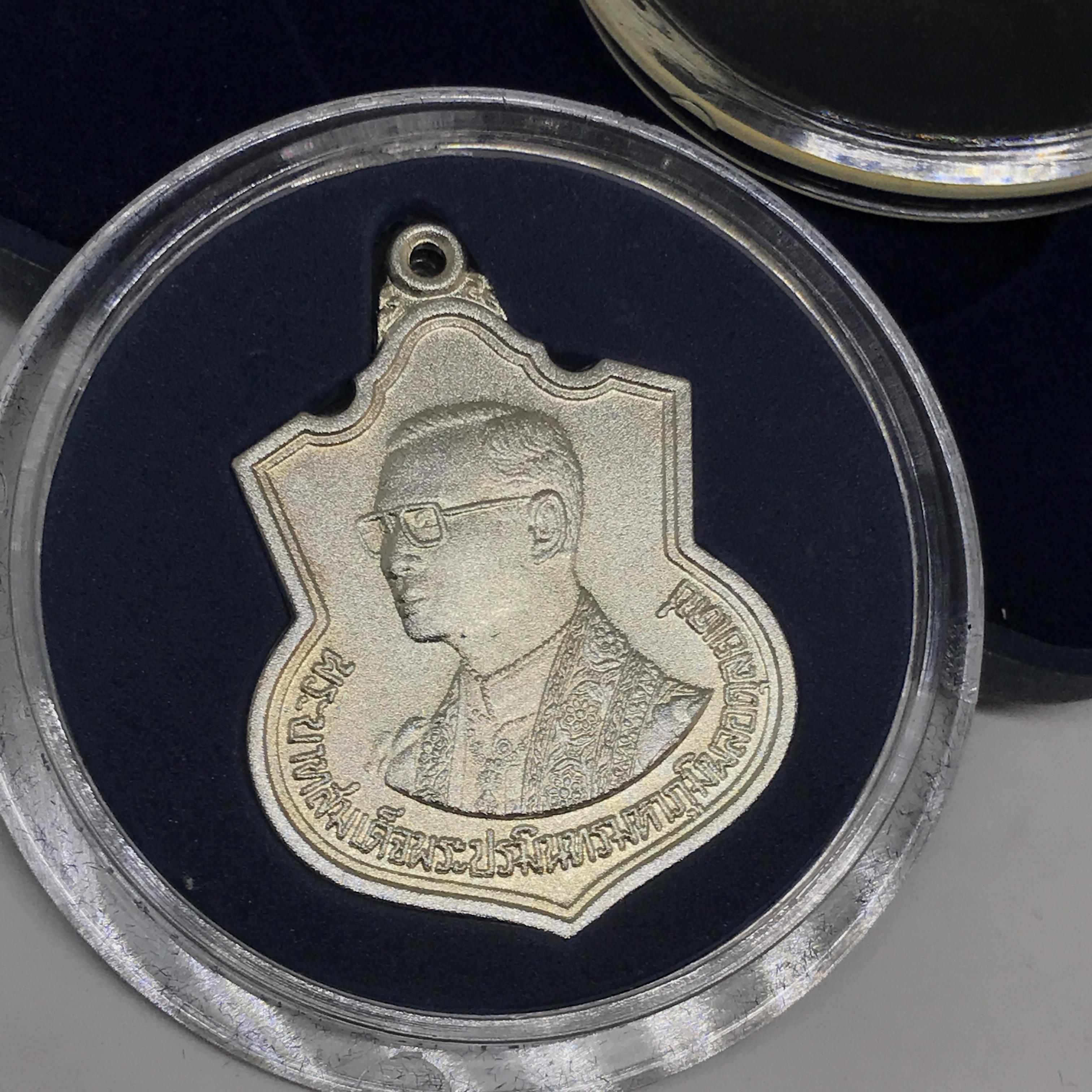 เหรียญเสมาที่ระลึก 6 รอบในหลวง ปี2542 เนื้อเงินพร้อมกล่องเดิม สร้างโดยกระทรวงมหาดไทย หายาก