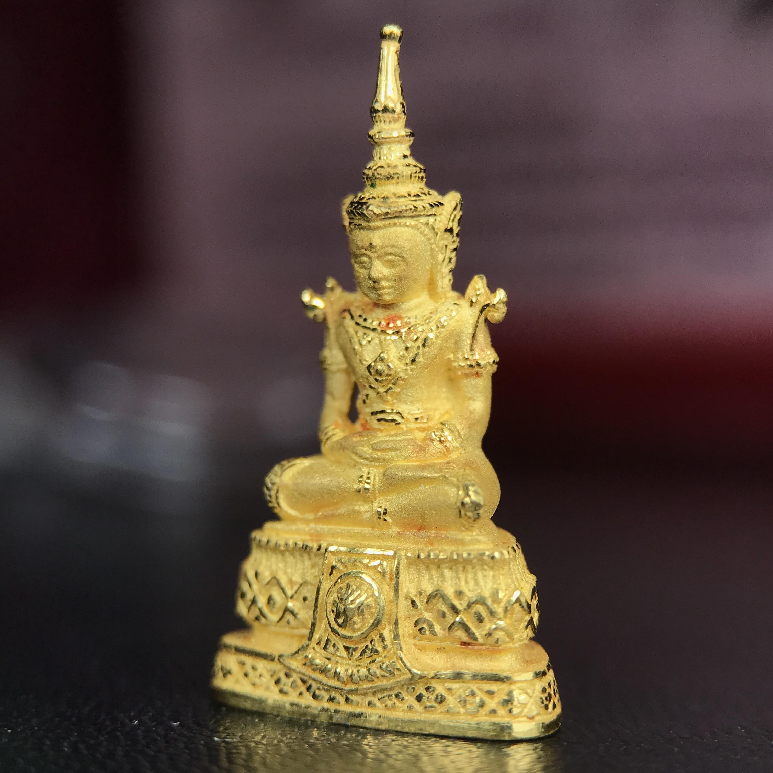 พระแก้วมรกต ภปร.(รุ่นแรก) ปี2545 จัดสร้างในมหาวโรกาส พระบาทสมเด็จพระเจ้าอยู่หัวรัชกาลที่ 9 ครบรอบ 75 พรรษา และฉลองกรุงรัตนโกสินทร์ครบ 220 ปี พิมพ์ลอยองค์เล็ก เนื้อทองคำบริสุทธิ์ 96.5%(6.5กรัม) ขนาด 10*19 มม. พร้อมกล่องเดิมสวยครบสมบูรณ์(1ใน2000องค์)หายาก