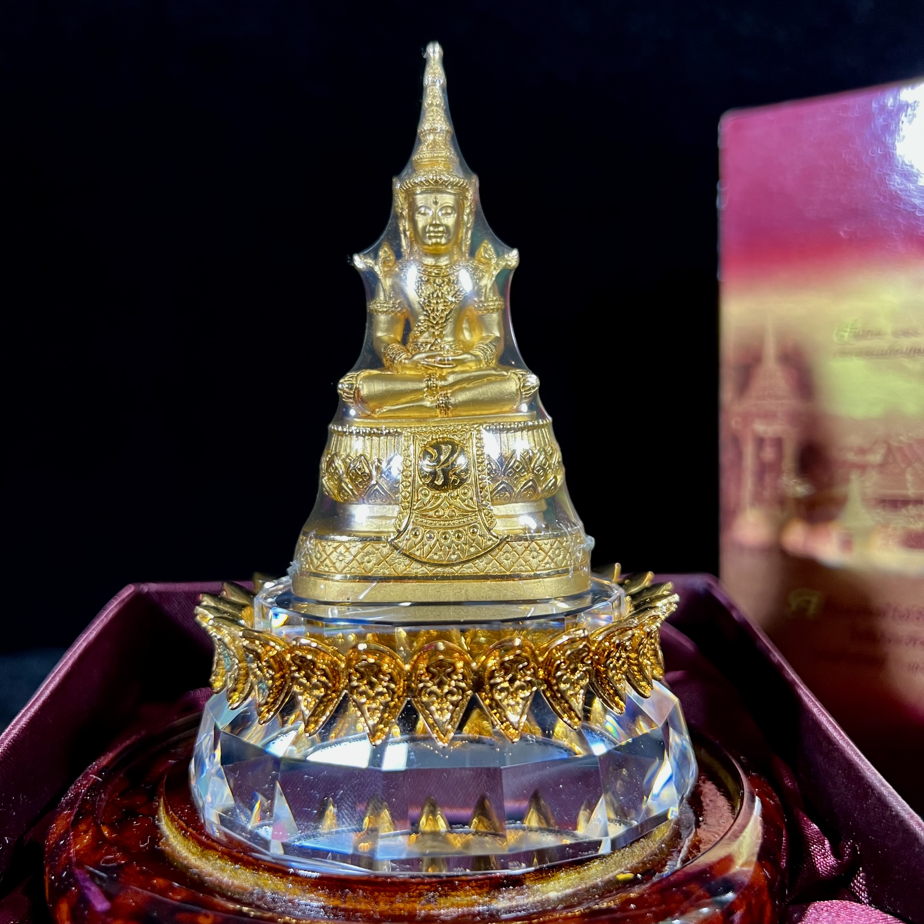 พระแก้วมรกต ภปร.(รุ่นแรก) ปี2545 รุ่นฉลองกรุงรัตนโกสินทร์ครบ 220 ปี หล่อลอยองค์ เนื้อทองคำบริสุทธิ์99.99% ขนาดบูชา 50*90 มม. พร้อมฐานวางครอบแก้วเดิมกล่องบรรจุเดิมครบสมบูรณ์(สวยงามและหายากมาก)(1ใน1000องค์)