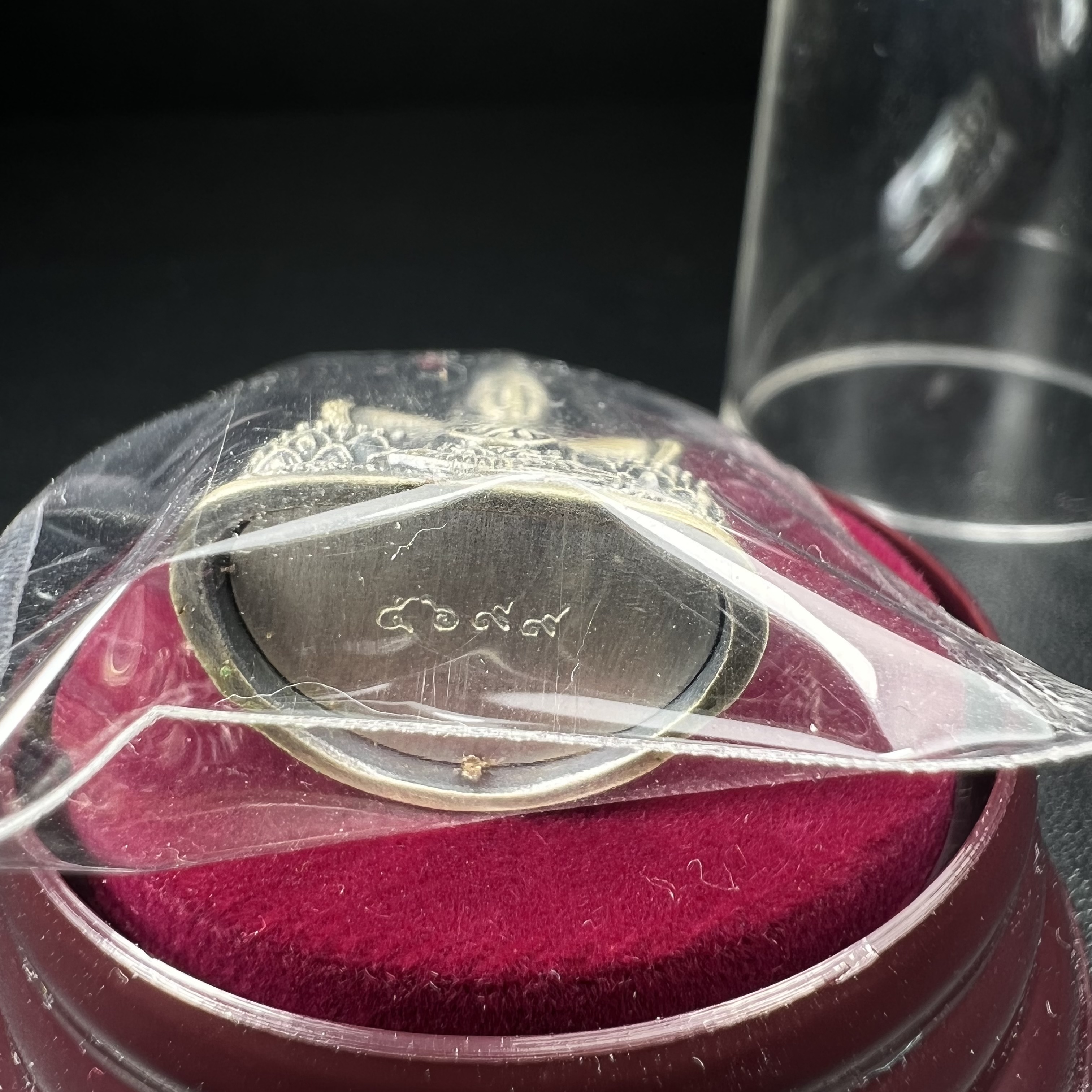 พระแก้วมรกต ภปร.(รุ่นแรก) ปี2545 รุ่นฉลองกรุงรัตนโกสินทร์ครบ 220 ปี พิมพ์ลอยองค์ใหญ่ เนื้ออัลปาก้า ชุบเงินลงดำ ขนาด 19*35 มม. พร้อมครอบตั้งโชว์เดิม องค์พระซีนซองเดิม สวยครบสมบูรณ์