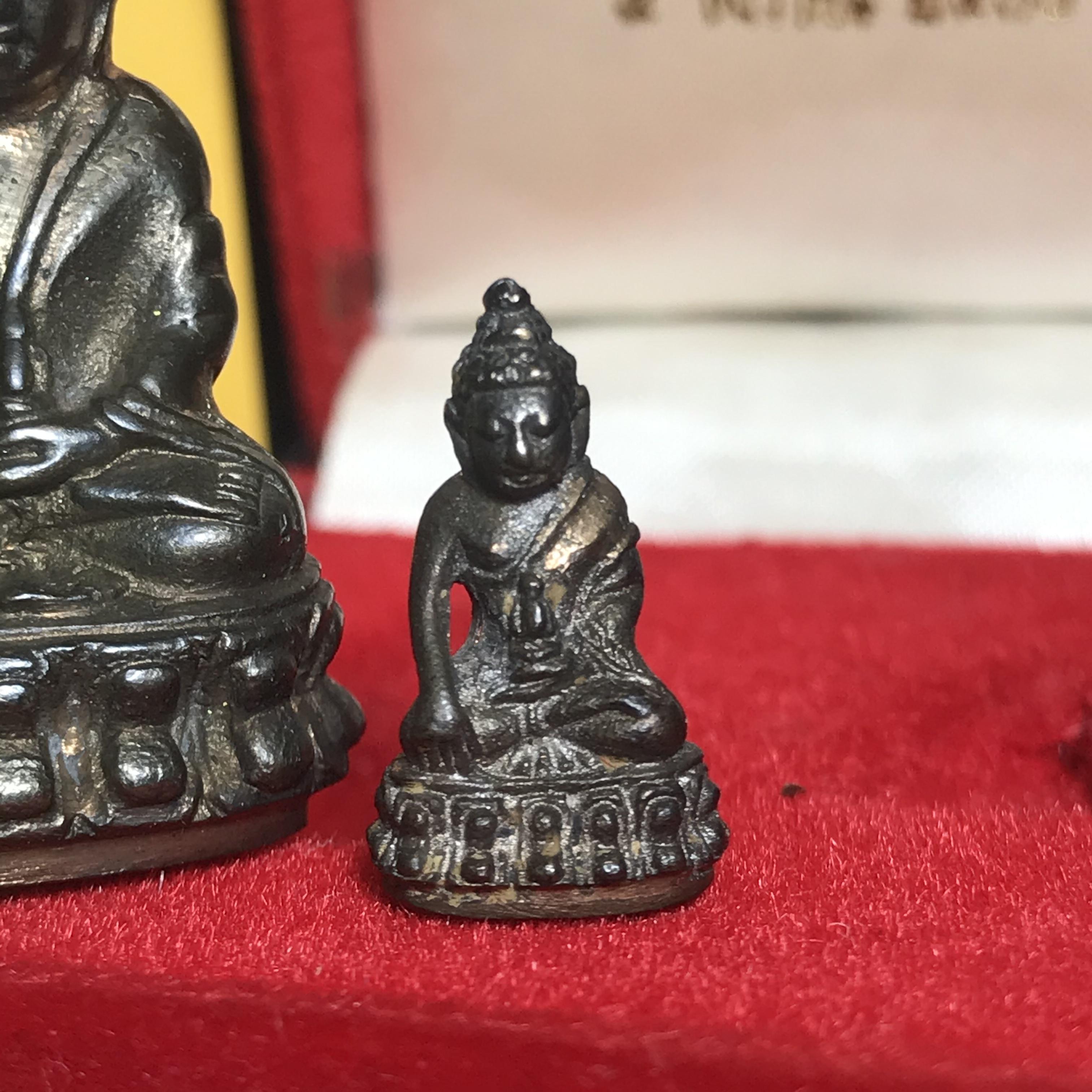 พระกริ่ง-พระชัยวัฒน์ ปวเรศ ปี2530 วัดบวรนิเวศราชวรวิหาร(ในหลวง ร.9 เสด็จเททอง)(บรรจุเส้นเกศาในหลวงรัชกาลที่9)พร้อมสูจิบัตรเดิมตอนจัดสร้าง(สภาพสวยครบสมบูรณ์))