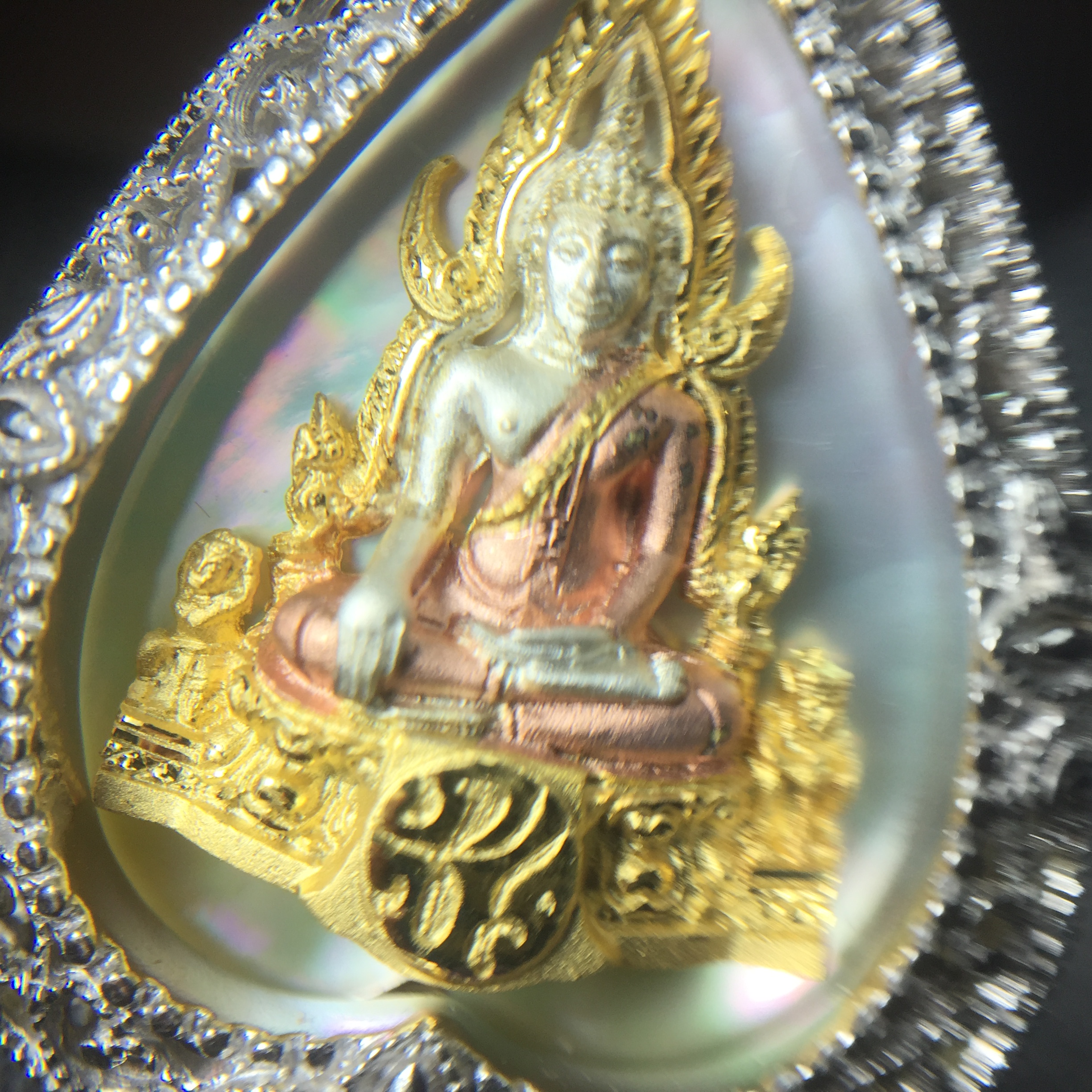 พระพุทธชินราช ภปร. โครงการ "เพราะแผ่นดินนี้ คือ แผ่นดินเกิด" ปี2548(รุ่นแรก) เหรียญทรงใบโพธิ์ ขนาด 21 x 29 มม. เนื้อเงินสามกษัตริย์ องค์พระชุบสามกษัตริย์ ล้อมด้วยกรอบเงินชุบทองคำขาวสลักเสลาเป็นลวดลายละเอียดอ่อน ส่วนพื้นองค์พระเป็นเปลือกหอยมุข