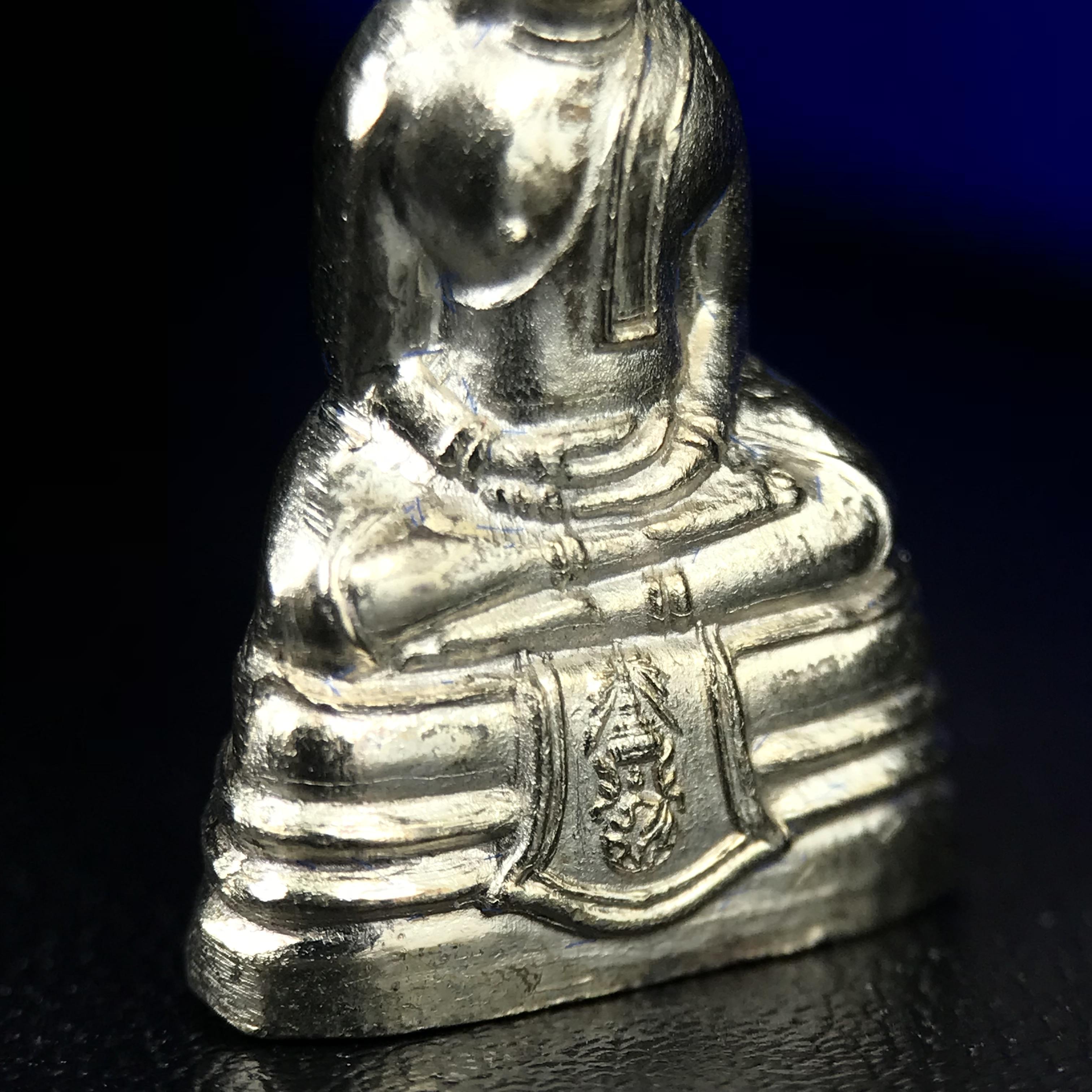 พระกริ่งหลวงพ่อโสธร ภปร. รุ่นกาญจนาภิเษก จัดสร้างในมงคลวโรกาสที่พระบาทสมเด็จพระเจ้าอยู่หัวรัชกาลที่9 เสด็จเถลิงถวัลย์สิริราชสมบัติ ครบ 50 ปี ในพุทธศักราช 2539 เนื้อเงิน(ผิวเดิมสวย)(พิธีใหญ่เข้มขลัง)1 ใน 9950 องค์