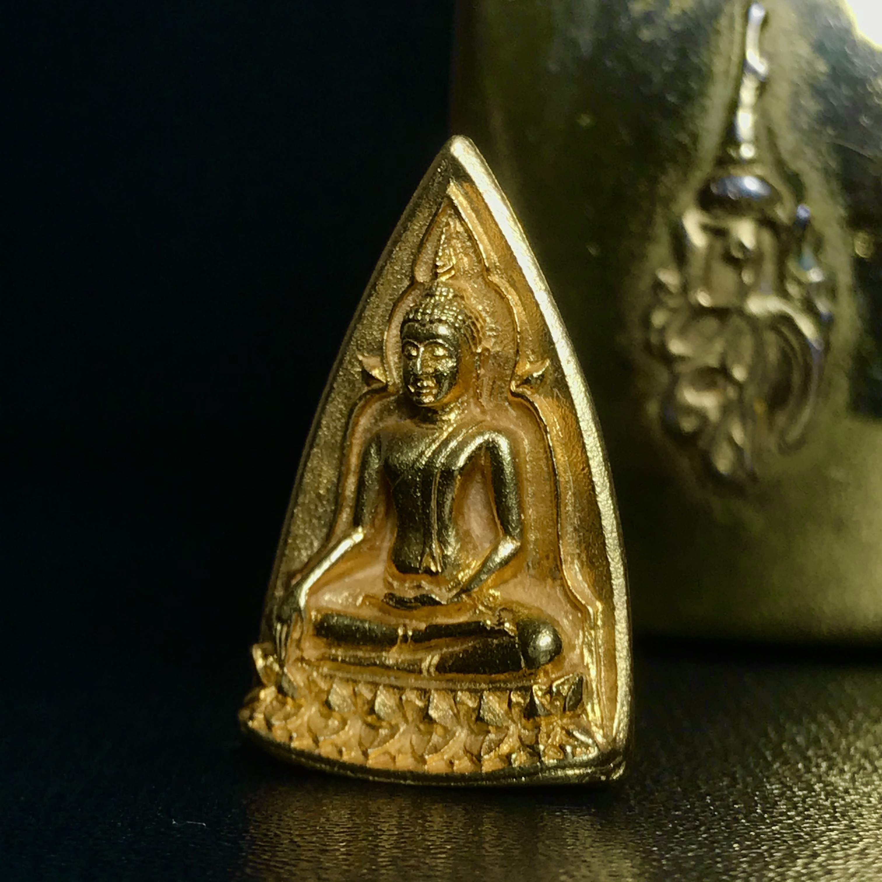 พระสมเด็จนางพญา ส.ก. ปี2535 เนื้อทองคำ พิมพ์ใหญ่ 5รอบพระราชินี หลวงปู่โต๊ะปลุกเสก(ในหลวงและพระราชินีเสด็จในพิธี) พร้อมกล่องบรรจุเดิม(นิยม)