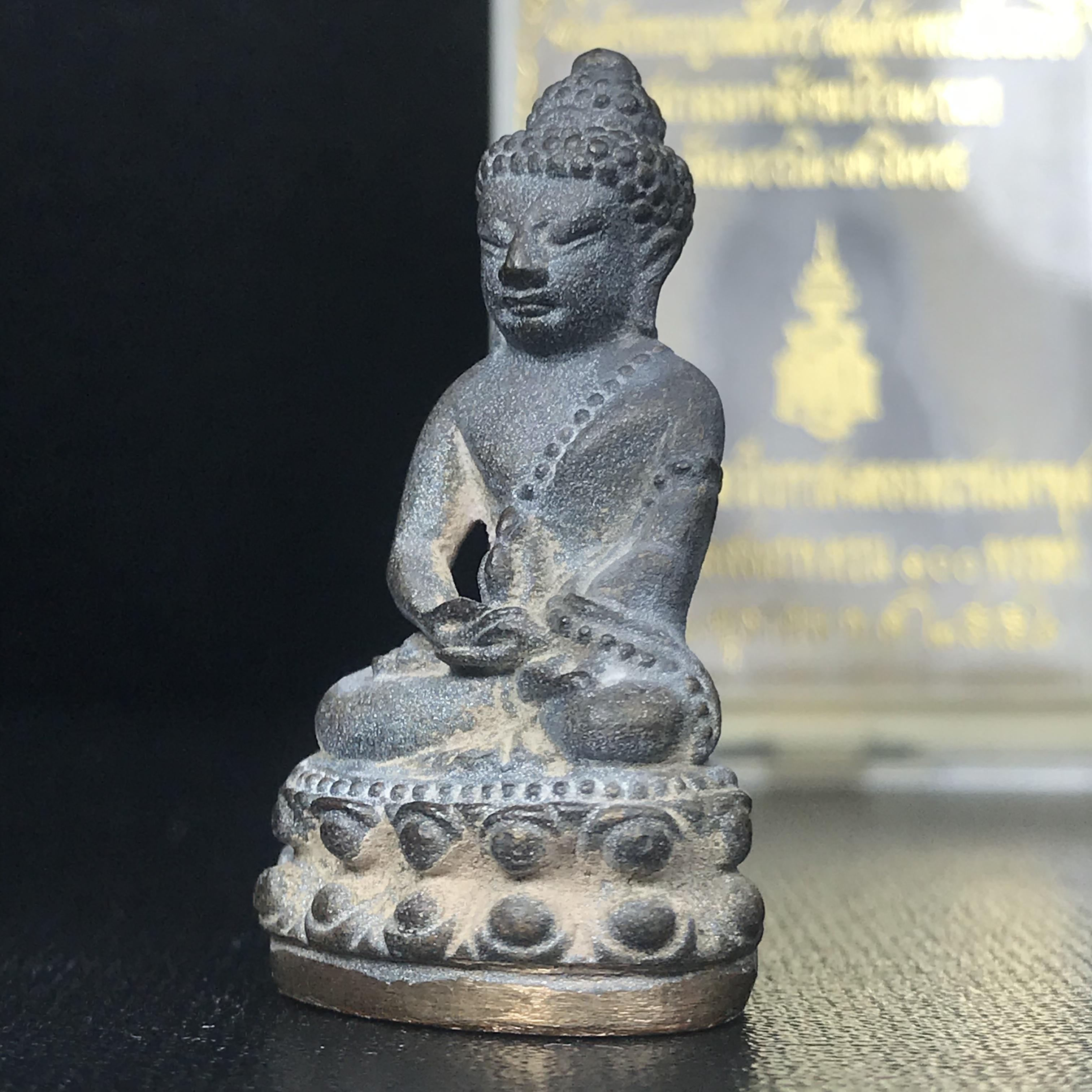 พระกริ่งชินบัญชรฉลองพระชันษา 100 ปี สมเด็จพระญาณสังวร วัดบวรนิเวศวิหาร ปี 2556 เนื้อนวโลหะผสมทองคำก้นทองแดง พิธีใหญ่ มวลสารเด่น นิยม(1 ใน 2556 องค์)