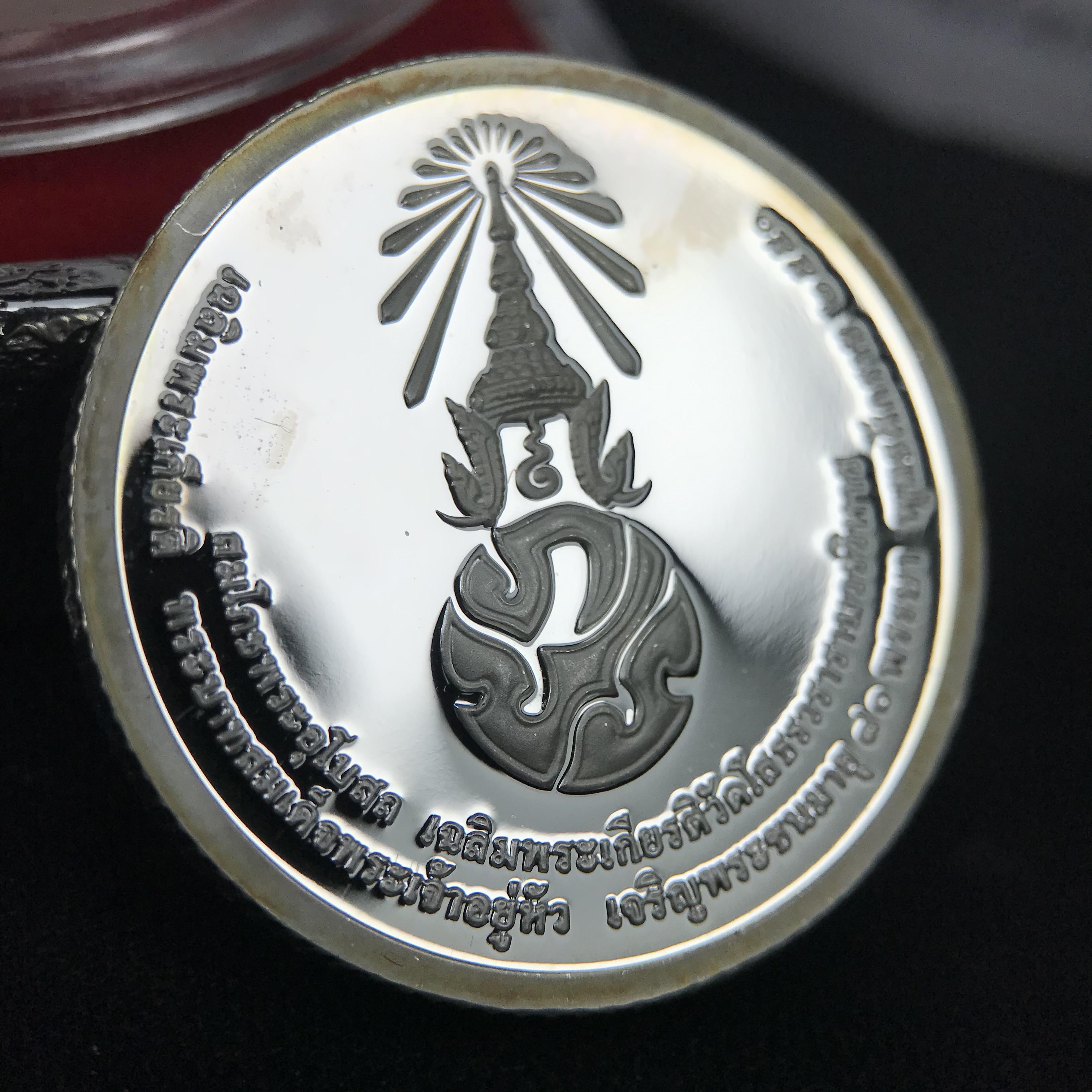 เหรียญพระพุทธโสธร ตราสัญลักษณ์ ภปร. รุ่นสมโภชน์พระอุโบสถเฉลิมพระเกียรติ วัดโสธรวรารามวรวิหาร เฉลิมพระเกียรติ ร.9 เจริญพระชนมายุ 80 พรรษา ปี2550 เนื้อเงินนอก(99%)ขัดเงาพ่นทราย ขนาด 28 มม. มีโค๊ดหมายเลขกำกับ สวยๆเดิมๆ พร้อมกล่องเดิมจากวัด และใบรับรองการผลิต