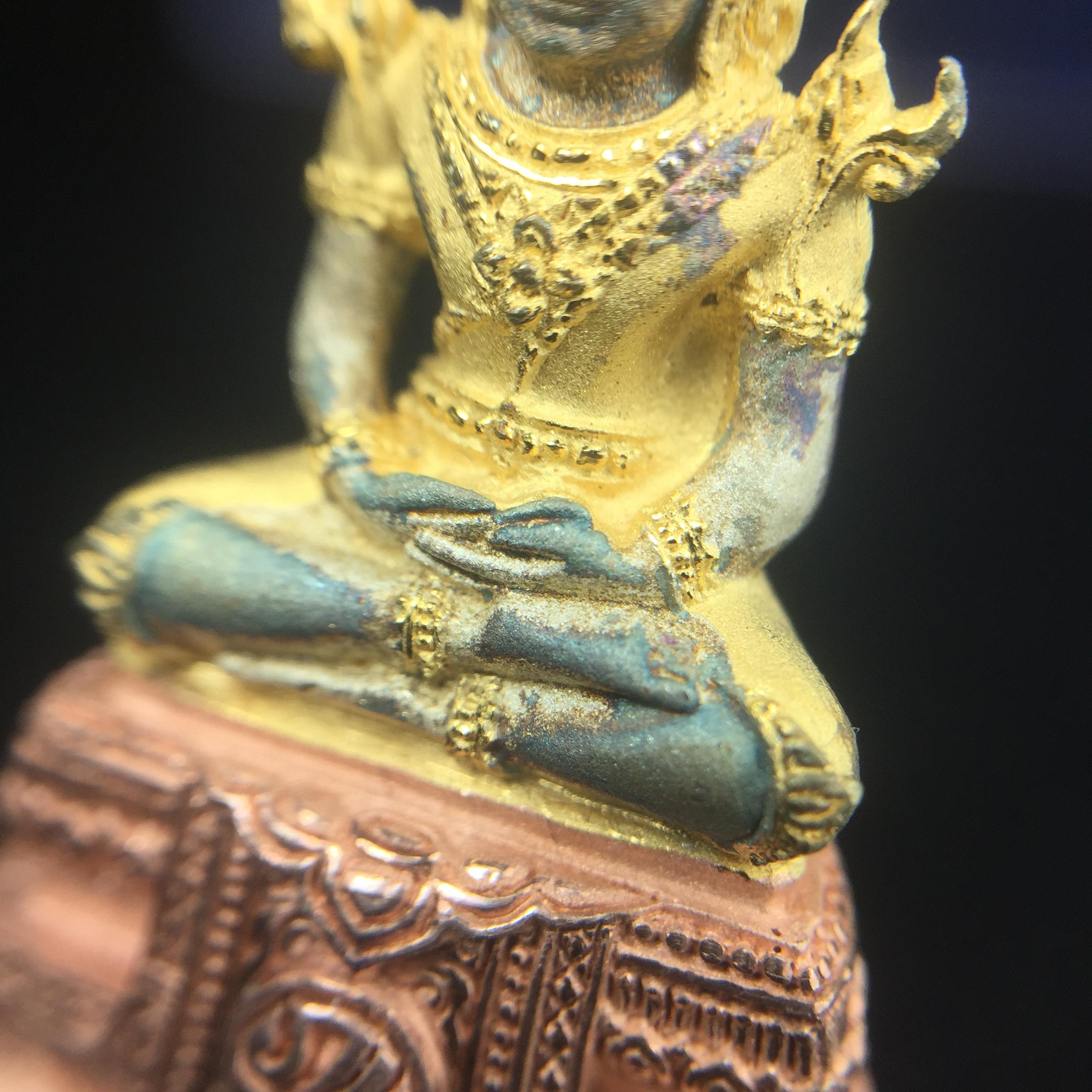 พระแก้วมรกต ภปร. ปี2547 จัดสร้างโดย รพ.ภูมิพลฯ เนื้อเงิน (3 กษัตริย์)ลอยองค์ หน้าตัก 1/2 นิ้ว (สภาพผิวเดิม ขึ้นสีรุ้งธรรมชาติ แบบนิยม) (1ใน3000องค์)