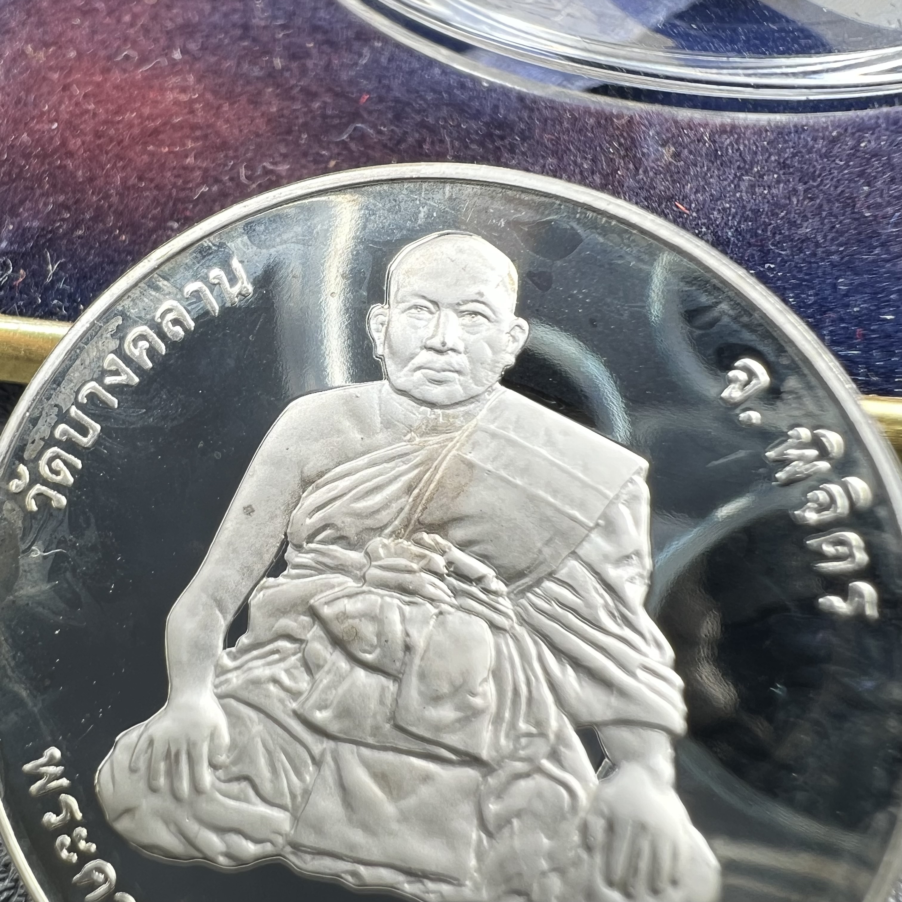 เหรียญหลวงพ่อเงิน หลัง พระครูพิบูลธรรมเวท หลวงพ่อเปรื่อง วัดบางคลาน เนื้อเงินแท้ ขัดเงา ขนาด 2.9 ซม. ประกอบพิธีมหาพุทธาภิเษก ณ อุโบสวัดหิรัญญาราม(วังตะโก) บางคลาน จ.พิจิตร เมื่อวันอังคารที่ 3 มี.ค.2541( เหรียญออกโดยโรงงานกษาปณ์ เพิร์ธ ประเทศออสเตรเลีย )