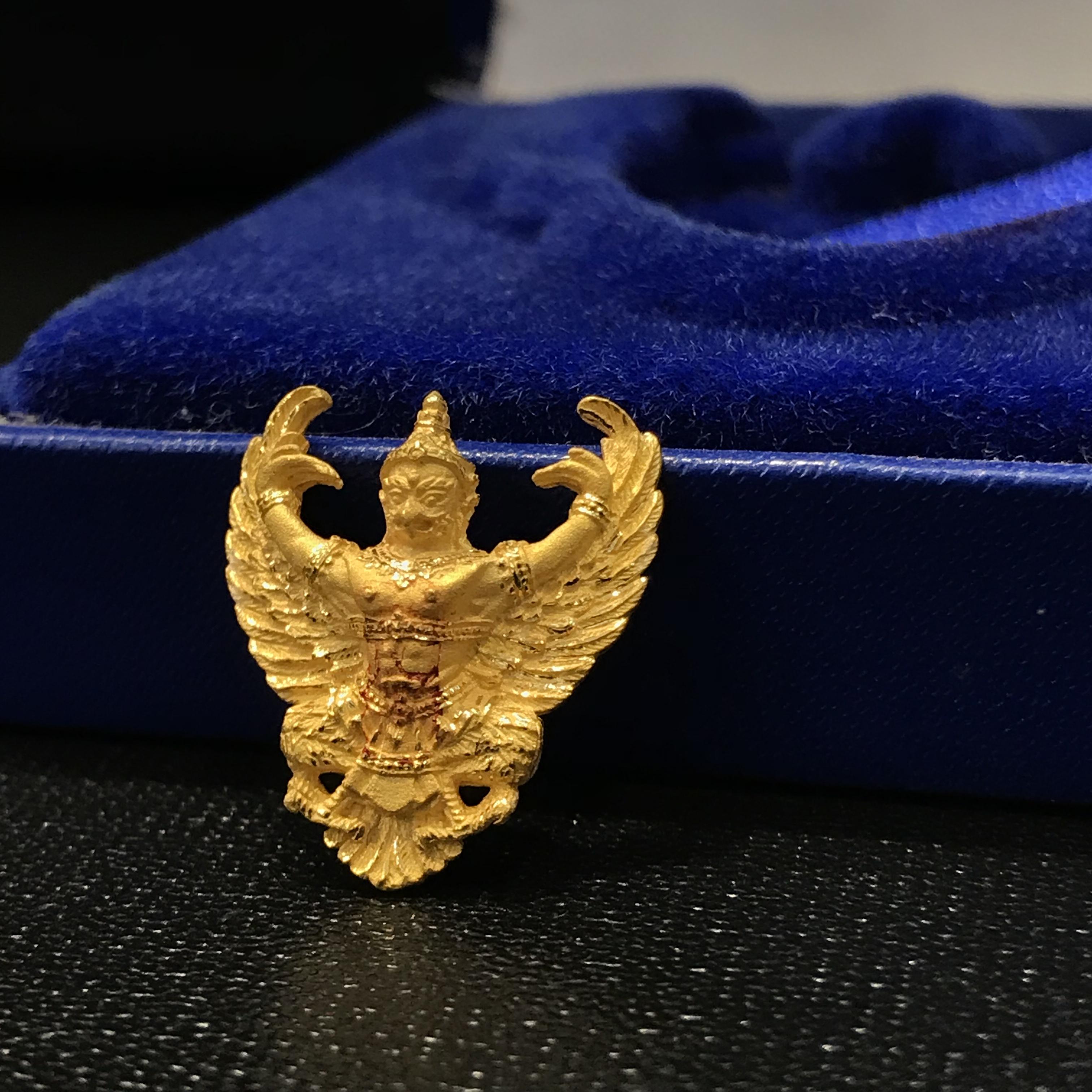 องค์พญาครุฑ รุ่นมหาเศรษฐี วัดโพธิ์ทอง ปี 2540 เนื้อทองคำ พิมพ์เล็ก