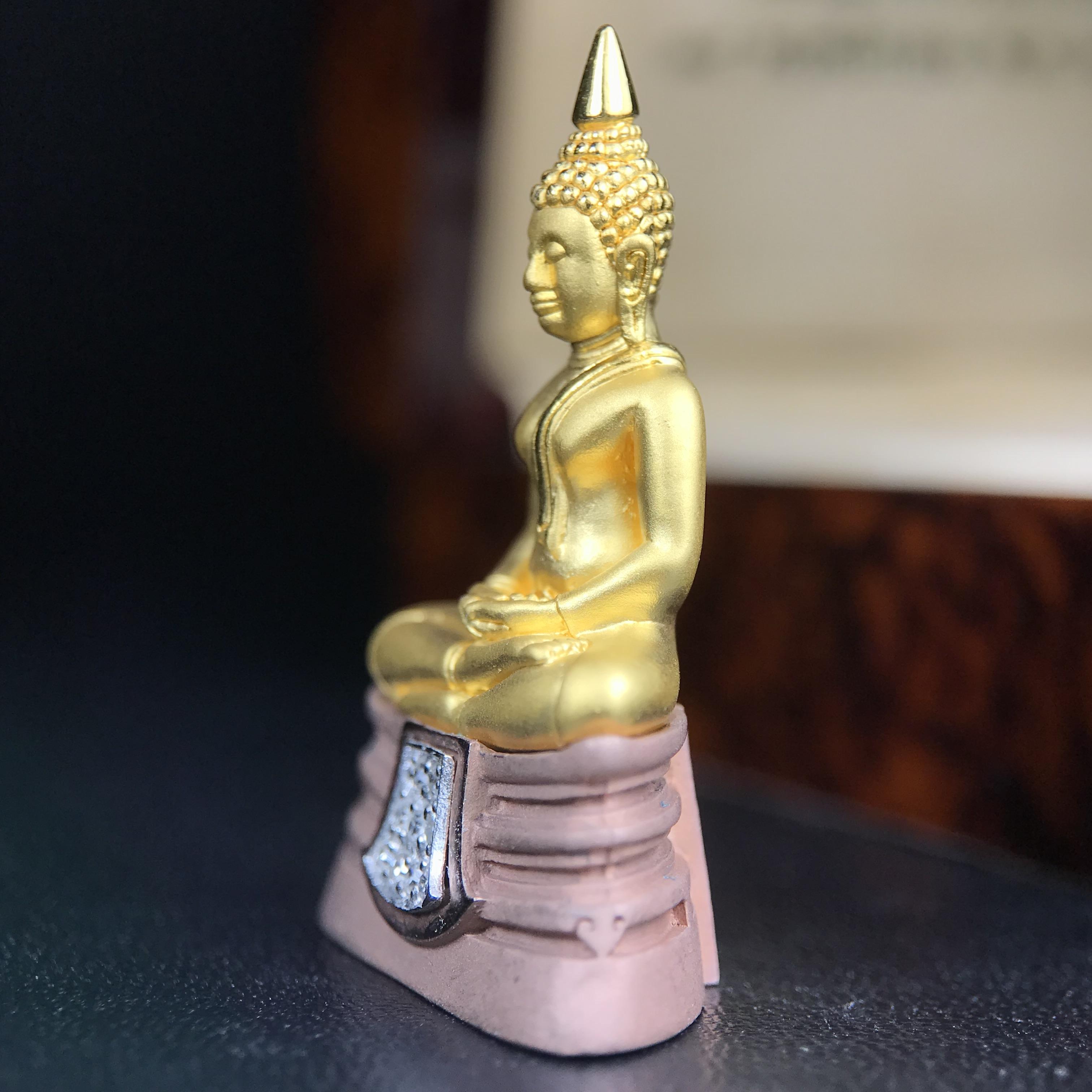 พระพุทธโสธร รุ่นสร้างอุโบสถหลังใหม่ พิธีพุทธาภิเษก ณ อุโบสถวัดโสธรวรารามวรวิหาร 18 พฤศจิกายน พ.ศ.2542 เนื้อสามกษัตริย์ องค์พระทองคำแท้ ฐานนาก ผ้าทิพย์ประดับเพชรแท้ หนักรวม 6.82g ขนาด 2.5x3.5 ซม.(องค์หมายเลข ๒๔๘)(พุธศิลป์สุดงดงาม อีกหนึ่งรุ่นยอดนิยม)หายาก