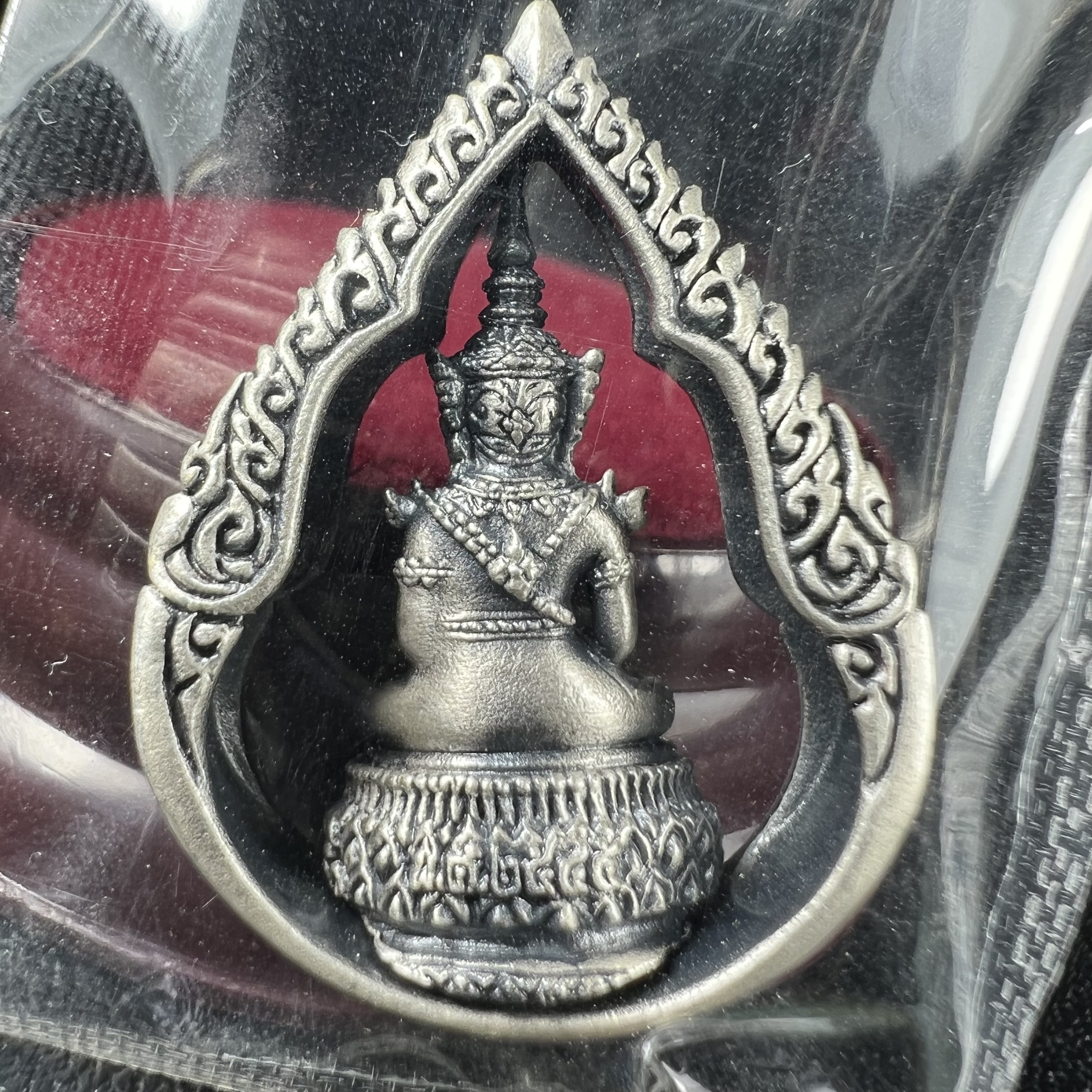 พระแก้วมรกต ภปร.(รุ่นแรก) ปี2545 รุ่นฉลองกรุงรัตนโกสินทร์ครบ 220 ปี พิมพ์ลอยองค์ทรงหยดน้ำ เนื้ออัลปาก้า ชุบเงินลงดำ ขนาด 18*27 มม. พร้อมครอบตั้งโชว์เดิม องค์พระซีนซองเดิม สวยครบสมบูรณ์