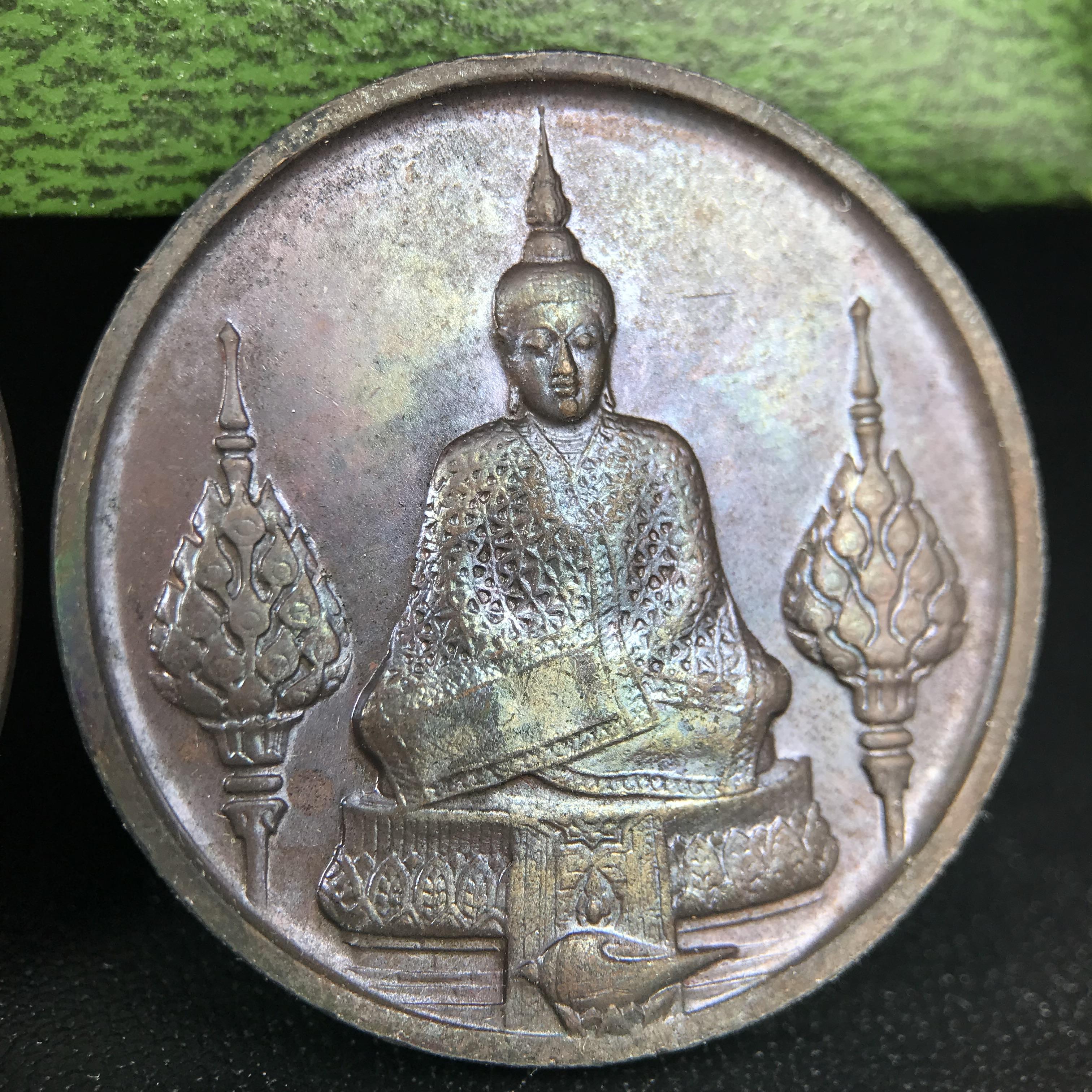 เหรียญพระแก้วมรกตหลัง ภปร. ฉลองกรุงรัตนโกสินทร์ครบ 200 ปี พ.ศ.2525 เนื้อทองแดงกล่องบรรจุเดิมครบ3พิมพ์(บล็อกพระราชศรัธา)(ในหลวงรัชกาลที่9 เสด็จในพิธี)พระคู่บ้านคู่เมือง...พระดี...พิธีใหญ่