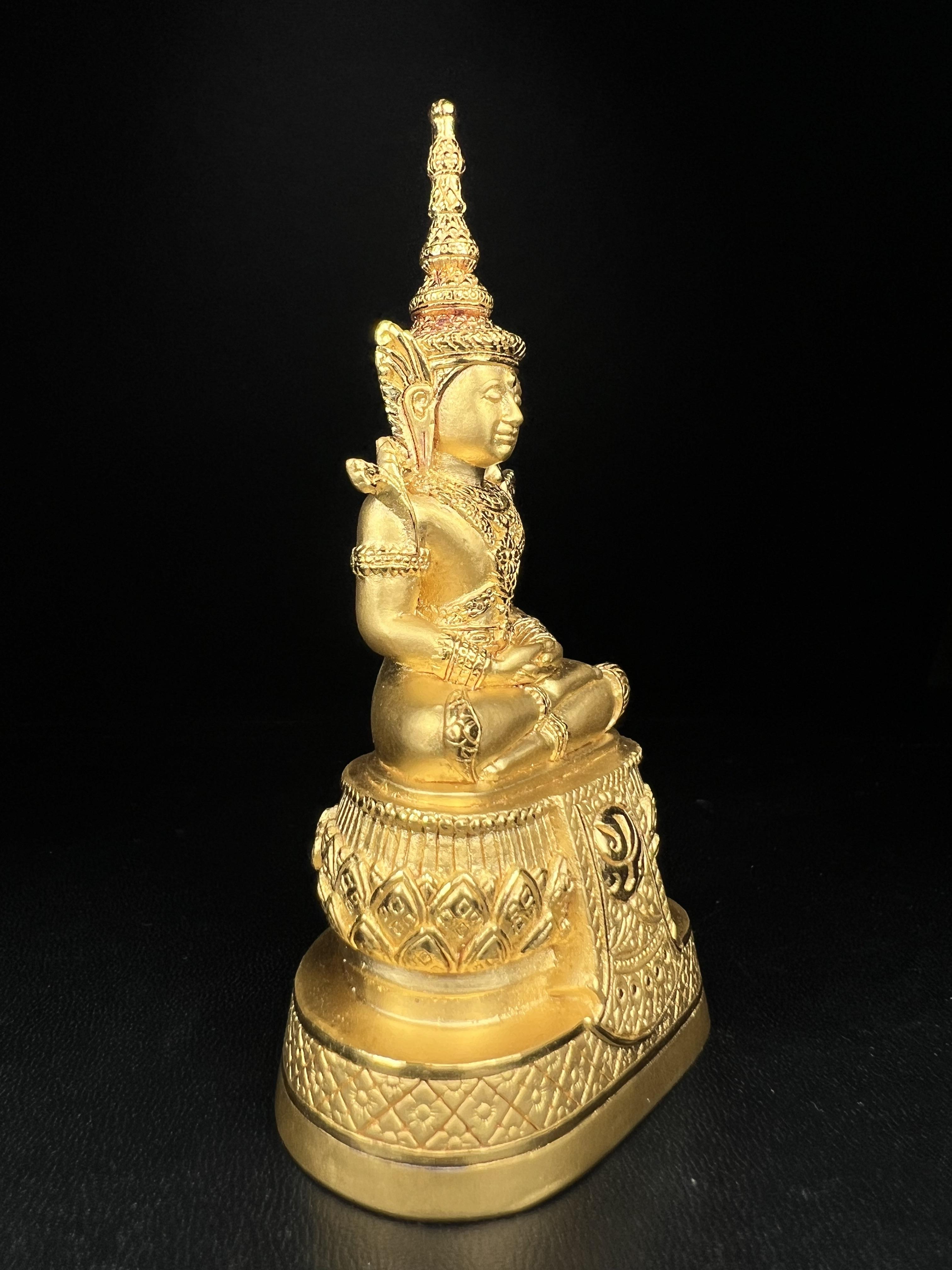 พระแก้วมรกต ภปร.(รุ่นแรก)ปี2545 รุ่นฉลองกรุงรัตนโกสินทร์ครบ 220 ปี หล่อลอยองค์ เนื้อทองคำบริสุทธิ์99.99% ขนาดบูชา 50*90 มม.(องค์หมายเลข ๗๘๙)(เลขมังกร 789 พลังแห่งความ มั่งคั่ง ร่ำรวย อำนาจ บารมี)สุดยอดมงคลแผ่นดินที่ควรเก็บรักษา บูชาเป็นมงคลชีวิต(หายากมาก)