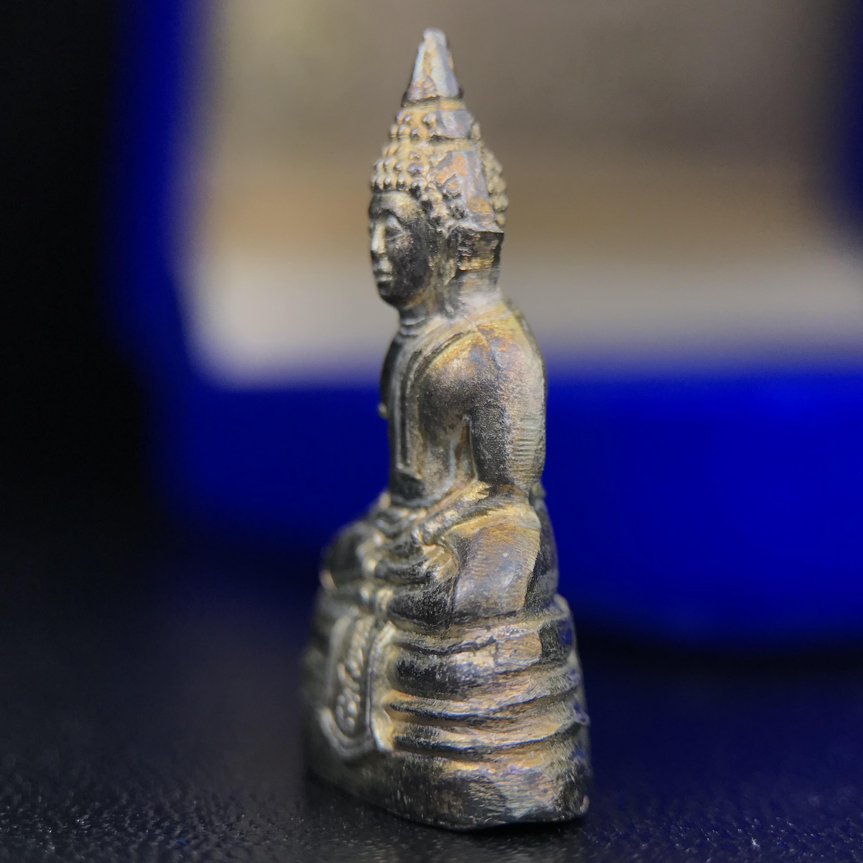 พระกริ่งหลวงพ่อโสธร ภปร. รุ่นกาญจนาภิเษก จัดสร้างในมงคลวโรกาสที่พระบาทสมเด็จพระเจ้าอยู่หัวรัชกาลที่9 เสด็จเถลิงถวัลย์สิริราชสมบัติ ครบ 50 ปี ในพุทธศักราช 2539 เนื้อเงิน(ผิวเดิมสวย)(พิธีใหญ่เข้มขลัง)1 ใน 9950 องค์