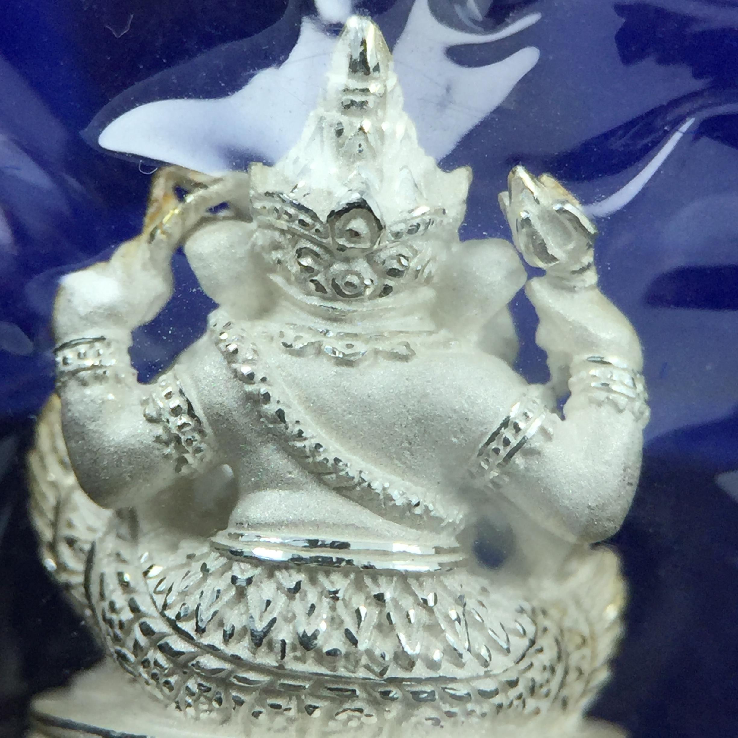 พระพิฆเณศวร วัดบวรนิเวศวิหาร ปี 2542 เนื้อเงินพ่นทรายขัดเงาบางส่วน(ฝังพลอย1เม็ด)(ขนาด 2* 1.4 ซม.) สภาพสวยซีนซองเดิมพร้อมกล่องบรรจุเดิม ตอกโค๊ดหมายเลขกำกับ(ผิวเดิมขึ้นสีรุ้งธรรมชาติ สวย)(คัดสภาพสวยเดิม พิธีใหญ่ พุทธศิลป์งดงาม)