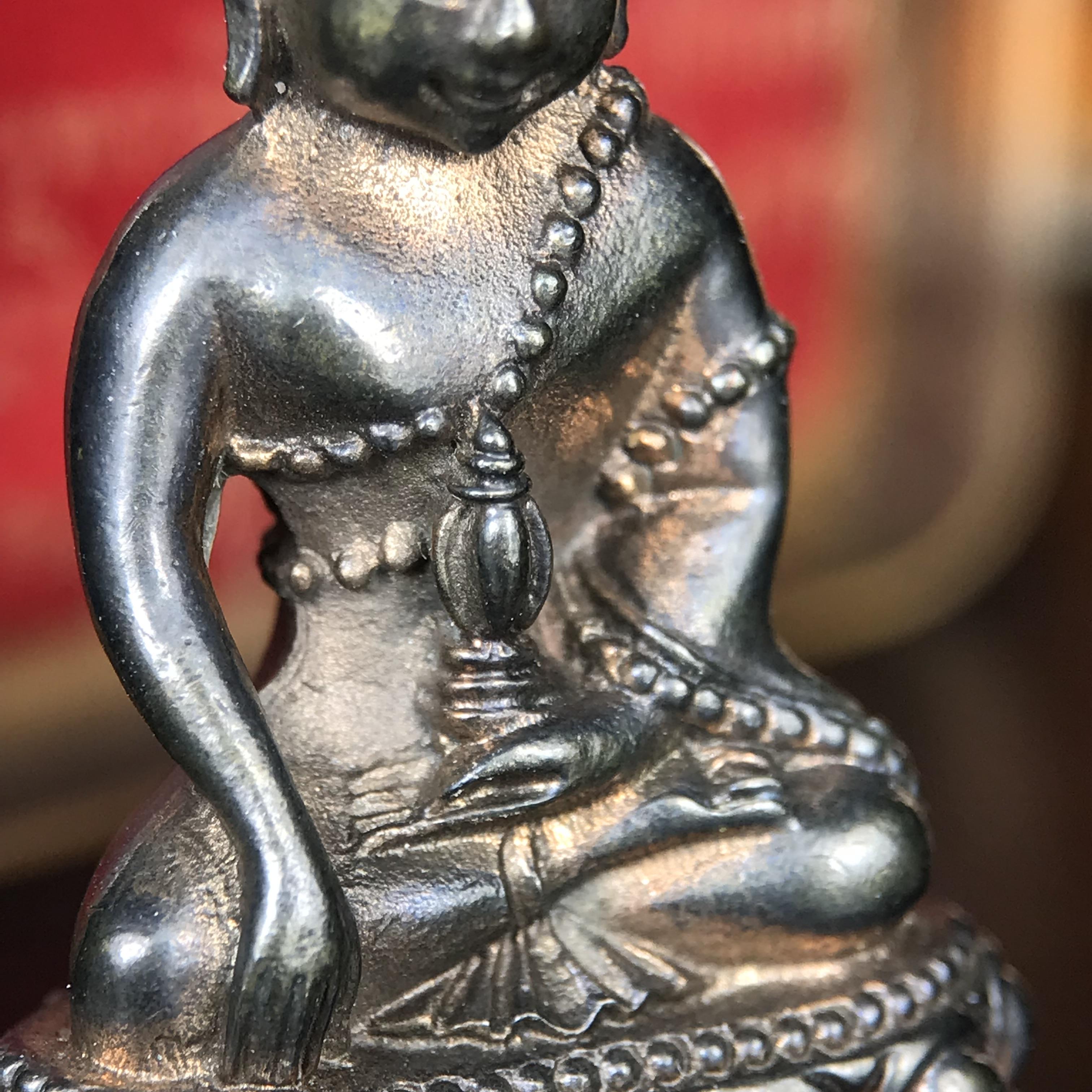 พระกริ่งนเรศวรพระองค์ดำ + พระชัยวัฒน์พระองค์ดำ อนุสรณ์ 100 ปี พิษณุโลกพิทยาคม (โรงเรียนชาย) พิธีจักรพรรดิมหาพุทธาภิเษก ปี 2542 เนื้อนวโลหะ(เต็มสูตรแก่ทองคำ) พิธีใหญ่มวลสารดีเกจิอาจารย์ยอดนิยมร่วมปลุกเสก*** ตอกโค้ดและหมายเลข*** 1 ใน 4999 องค์ ยอดนิยมหายาก