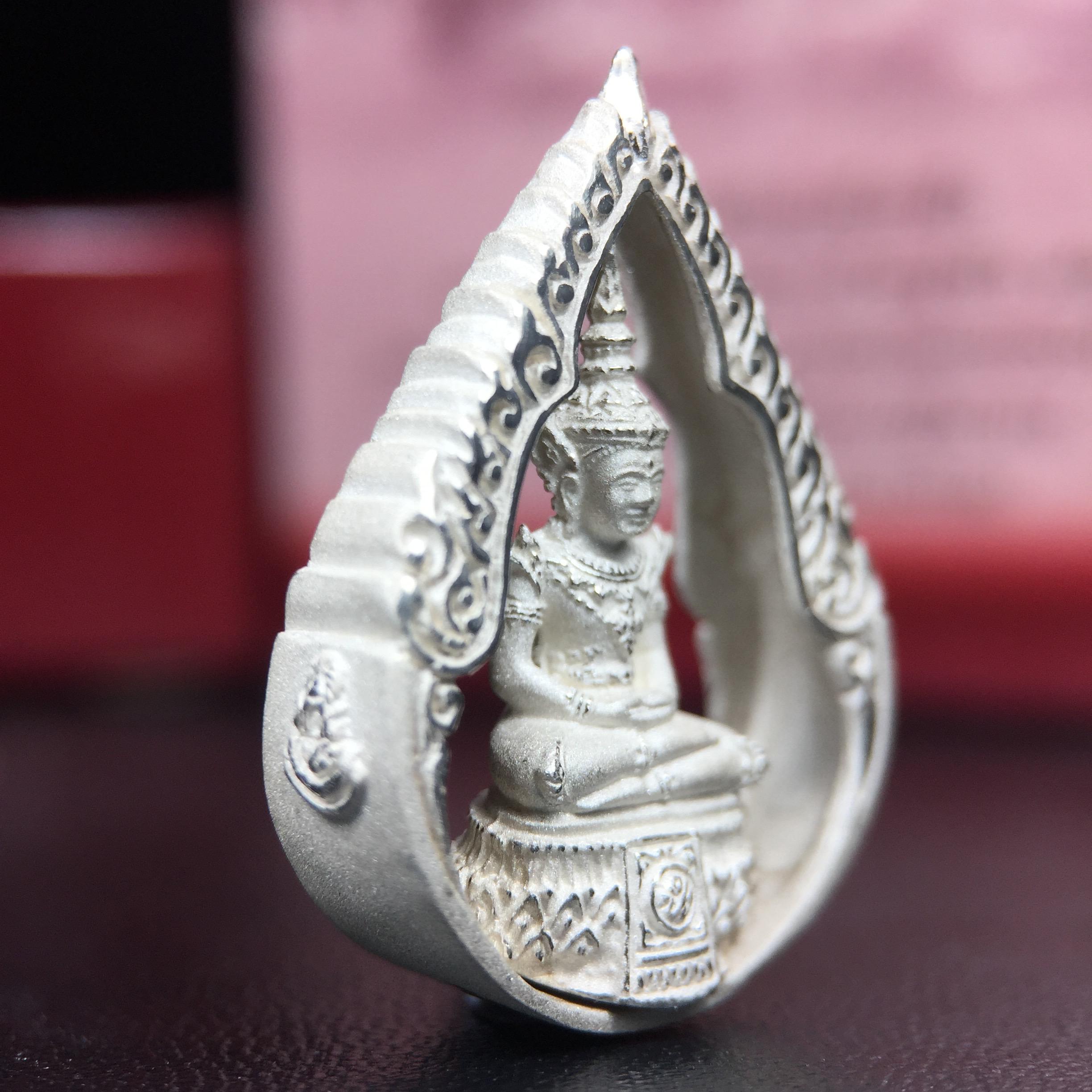 พระแก้วมรกต ภปร.(รุ่นแรก) ปี2545 จัดสร้างในมหาวโรกาส พระบาทสมเด็จพระเจ้าอยู่หัวรัชกาลที่ 9 ครบรอบ 75 พรรษา และฉลองกรุงรัตนโกสินทร์ครบ 220 ปี พิมพ์ลอยองค์ทรงหยดน้ำ เนื้อเงินบริสุทธิ์ 92.5% ขนาด 18*27 มม. พร้อมกล่องบรรจุเดิม สวยครบสมบูรณ์(องค์หมายเลข 1752)