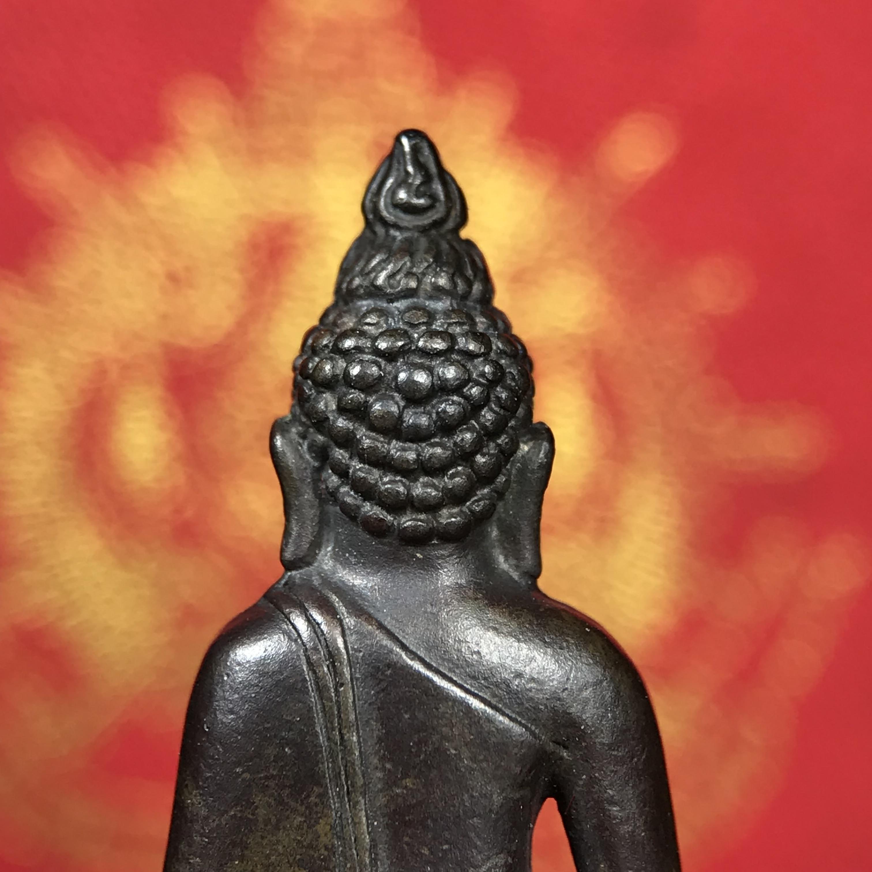 พระกริ่งไพรีพินาศ บรรจุเหล็กไหล ครั้งแรกและครั้งเดียวในประวัติศาสตร์ เฉลิมพระเกียรติ พระบาทสมเด็จพระเจ้าอยู่หัวรัชกาลที่9 พระชนมพรรษา 6 รอบ ปี2542 เนื้อนวโลหะผสมทองคำ(บรรจุเหล็กไหล)ดีนอก-ดีใน พิธีใหญ่ มวลสารเด่น (หายาก)