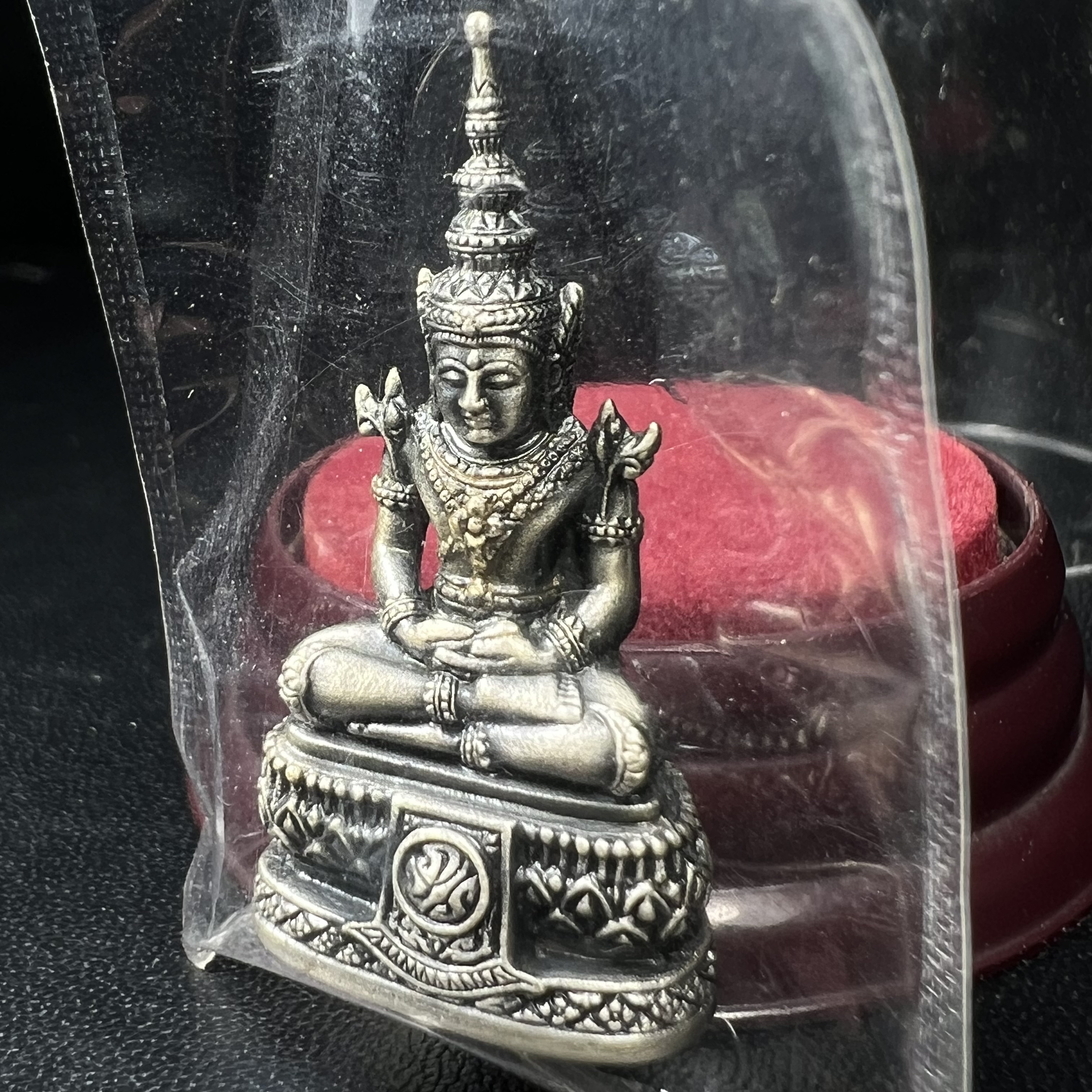 พระแก้วมรกต ภปร.(รุ่นแรก) ปี2545 รุ่นฉลองกรุงรัตนโกสินทร์ครบ 220 ปี พิมพ์ลอยองค์ใหญ่ เนื้ออัลปาก้า ชุบเงินลงดำ ขนาด 19*35 มม. พร้อมครอบตั้งโชว์เดิม องค์พระซีนซองเดิม สวยครบสมบูรณ์