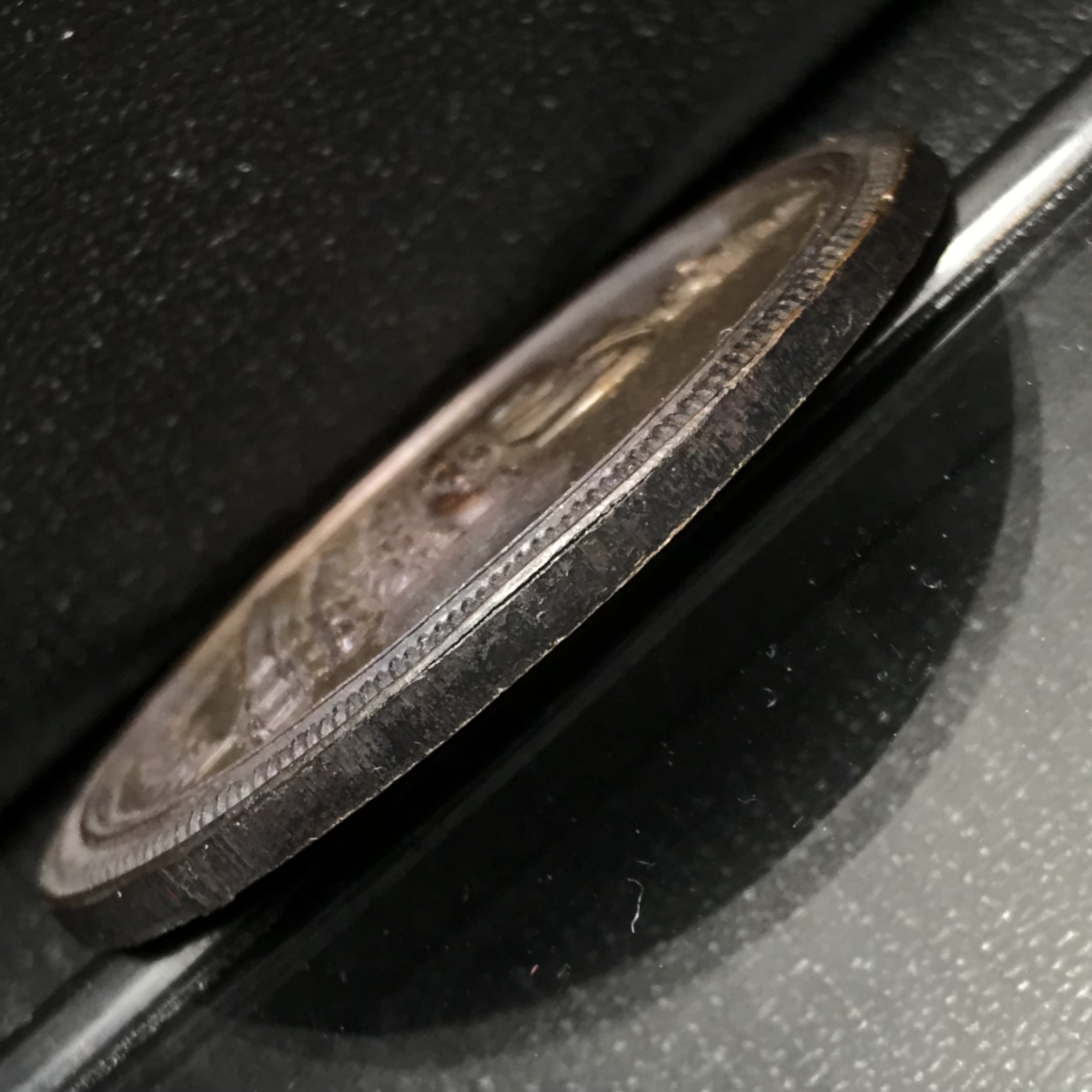 เหรียญพระพุทธสิหิงค์ ภปร. รุ่นมหาลัยธรรมศาสตร์ 60ปี พ.ศ.2537 พิมพ์ใหญ่กรรมการ(ไม่มีหูห่วง)เนื้อทองแดงซองบรรจุเดิม(ในหลวงรัชกาลที่9เสด็จในพิธี)(หลวงตามหาบัวร่วมปลุกเสก)