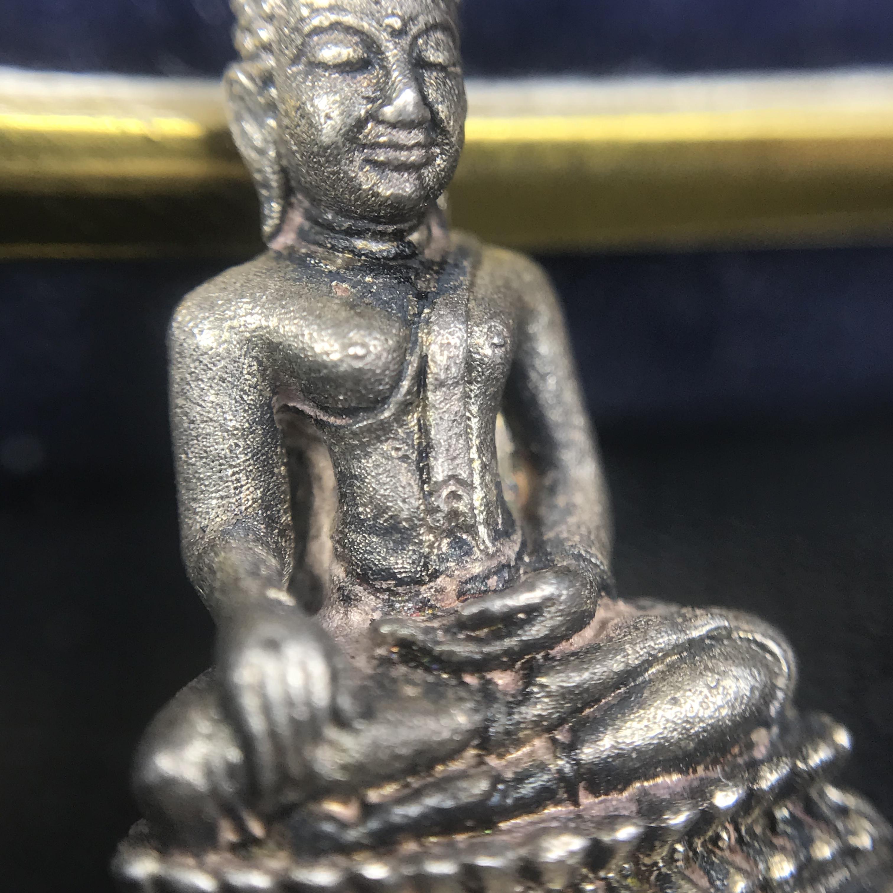 พระกริ่งพระพุทธชินสีห์ ภปร ทันโตเสฏโฐ ปี 2533 เนื้อเงิน (วัตถุมงคลหนึ่งเดียวที่บรรจุพระทนต์(ฟัน)ในหลวงรัชกาลที่9 พระราชทานให้จัดสร้าง)(1ใน1999องค์)