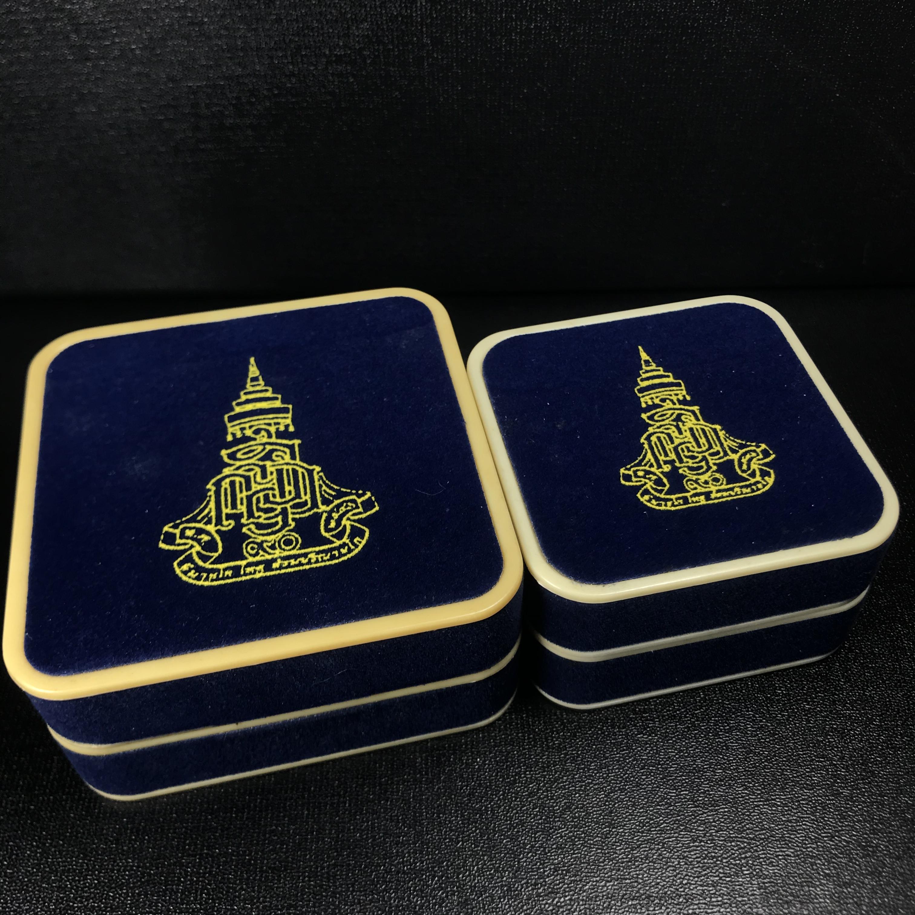 พระรูปเหมือนลอยองค์ สมเด็จพระสังฆราช วัดบวรนิเวศวิหาร รุ่น คชวัตร ปี2546 ที่ระลึกงานฉลองพระชนมายุ 90 พรรษา เนื้อนวโหละ (พิมพ์ใหญ่หน้าตัก 1.5ซม.+พิมพ์เล็กหน้าตัก1 ซม.)รวม1 ชุด 2 องค์