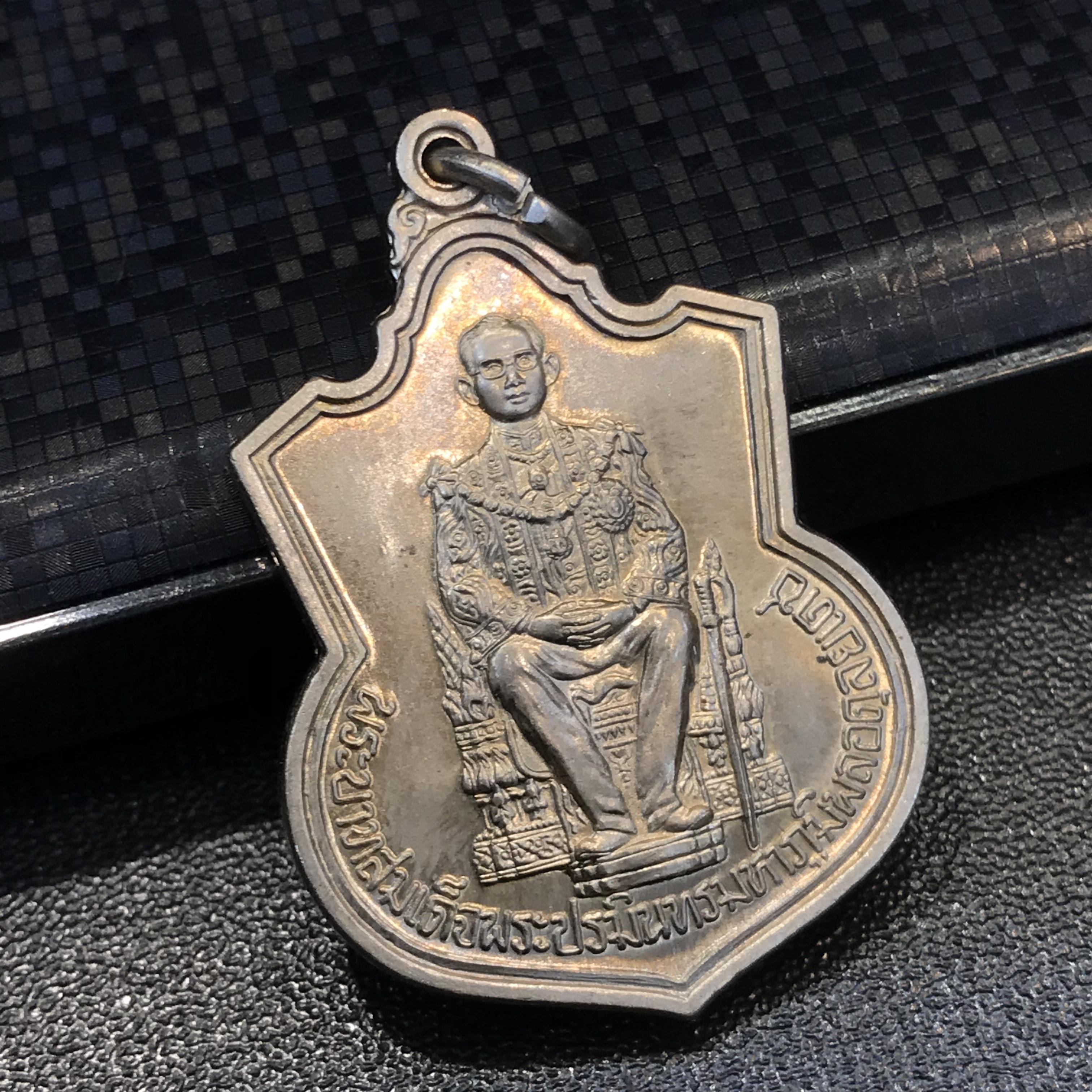 เหรียญพระบาทสมเด็จพระเจ้าอยู่หัว รัชกาลที่9 ประทับนั่งบัลลังก์ กระทรวงมหาดไทยจัดสร้าง ปี2539 เนื้ออัลปาก้า(บล็อกนิยม)สวยคมชัดผิวน้ำทอง