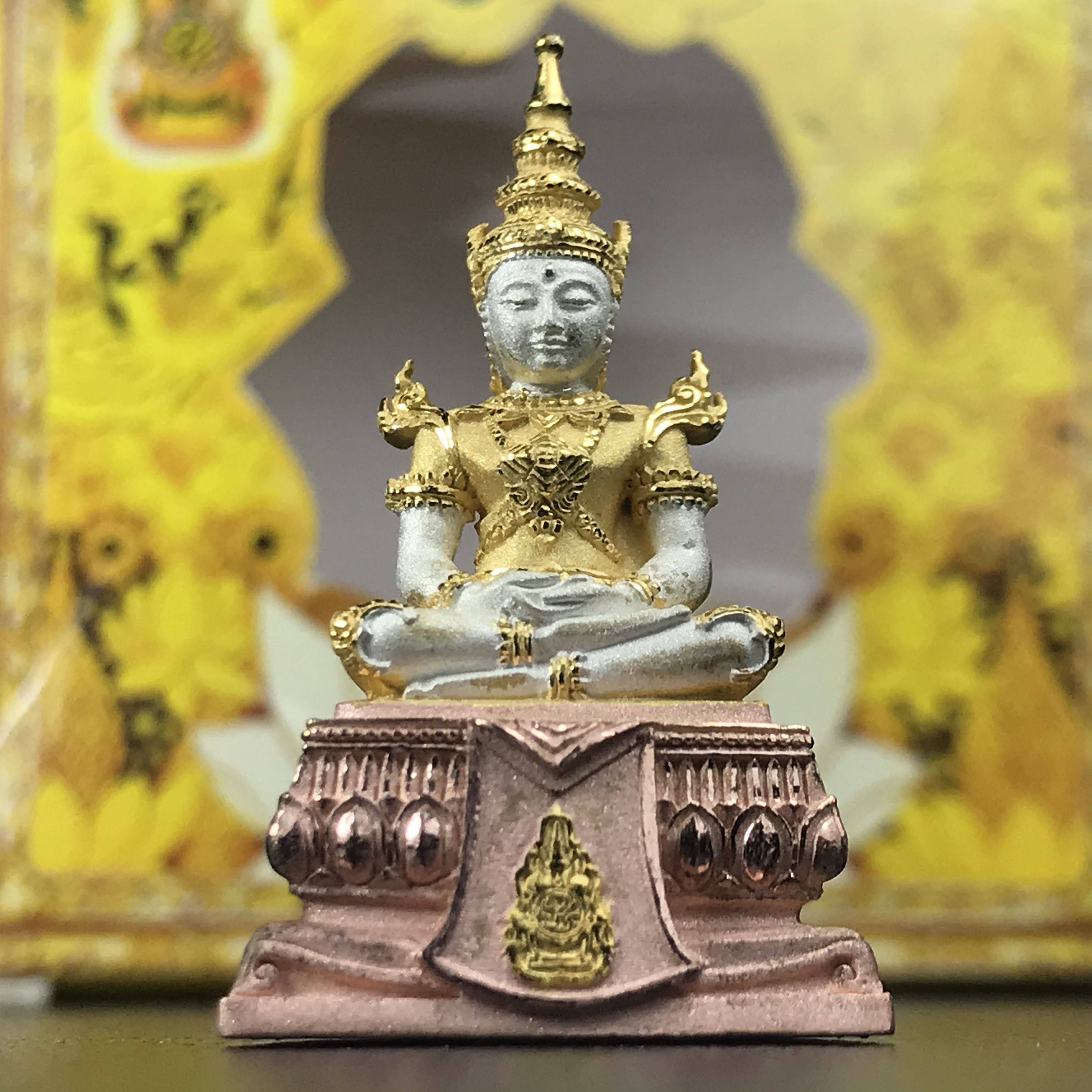 พระแก้วมรกต(จำลอง)ลอยองค์ ขนาดหน้าตัก 1/2 นิ้ว ทรงเครื่องฤดูร้อน เนื้อเงินสามกษัตริย์ ตราสัญลักษณ์ฉลองสิริราชสมบัติ ครบ 60 ปี พ.ศ.2549(สภาพสวย ครบ สมบูรณ์)