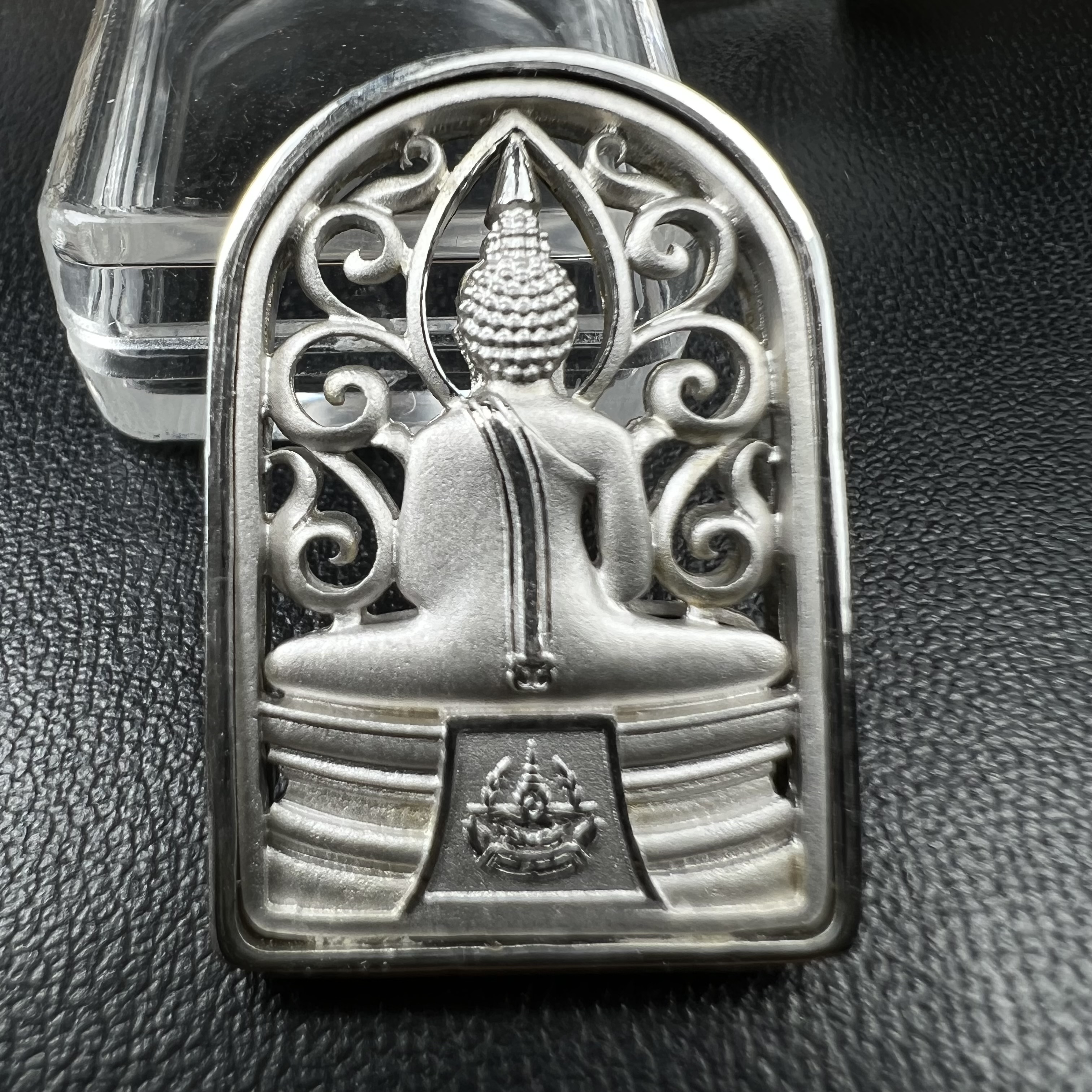 พระพุทธโสธร คุ้มเกล้าฯ ภปร.(ใต้ร่มพระบารมี คุ้มเกล้า) 60ปี รพ.ภูมิพลฯ พ.ศ.2552 เหรียญเนื้อเงิน ชุบทองคำขาว(พิมพ์ รูปอาร์ม+รูปใบมะขาม+รูปห้าเหลี่ยม+รูปสามเหลี่ยม)(1ชุด 4 พิมพ์ ครบทุกแบบที่จัดสร้าง)1 ใน 3000 เหรียญ ครบชุดหายาก