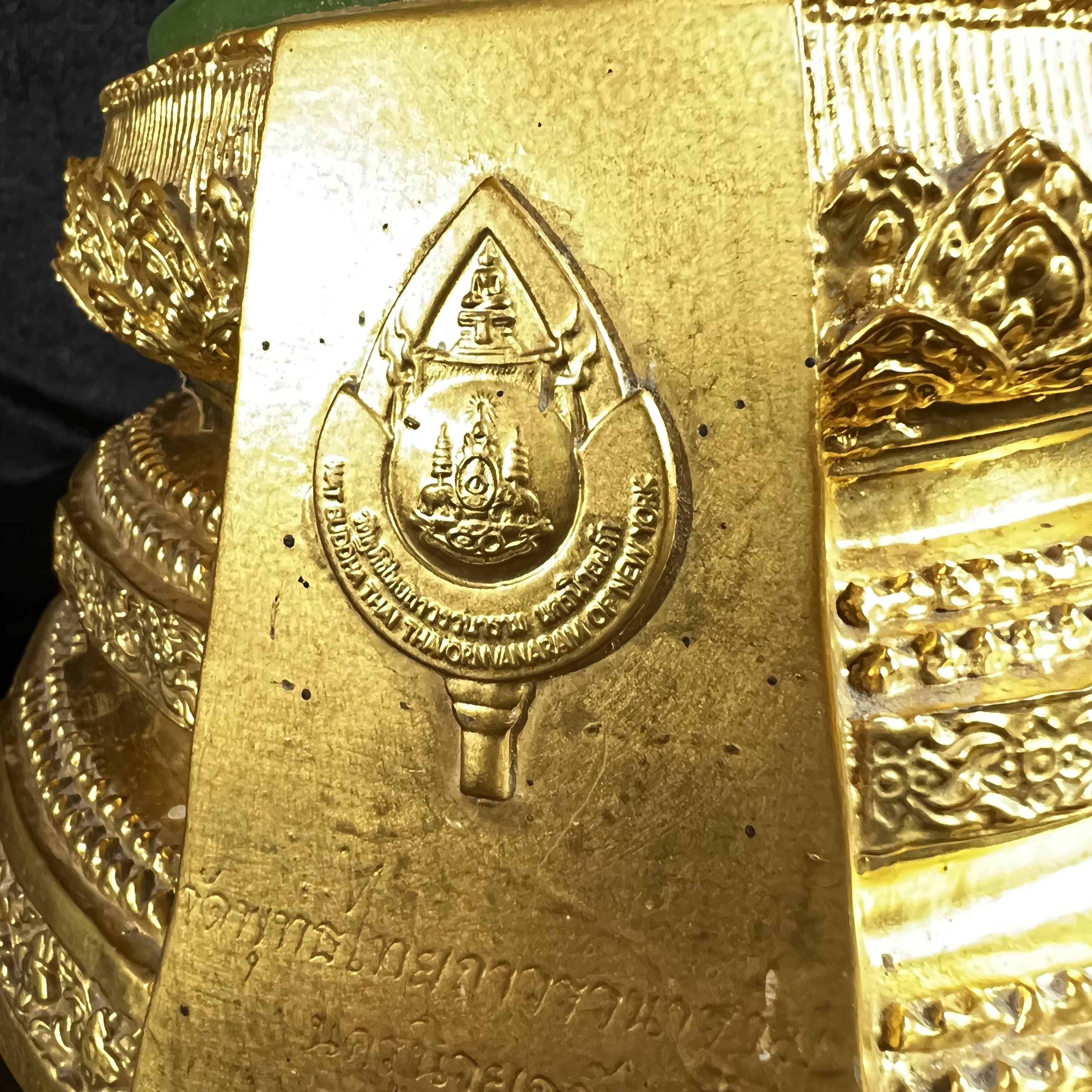 พระพุทธมหามณีรัตนปฏิมากร (จำลอง)พระแก้วมรกต วัดพุทธไทยถาวรวนาราม นครนิวยอร์ก ตรา ภปร. 6รอบ 72พรรษา ในหลวงรัชกาลที่9 ปี2542 ขนาดบูชาหน้าตัก 5นิ้ว หล่อเนื้อโลหะ(ในหลวงรัชกาลที่9 เสด็จเจิมพระสุหร่าย)(1ใน999องค์)