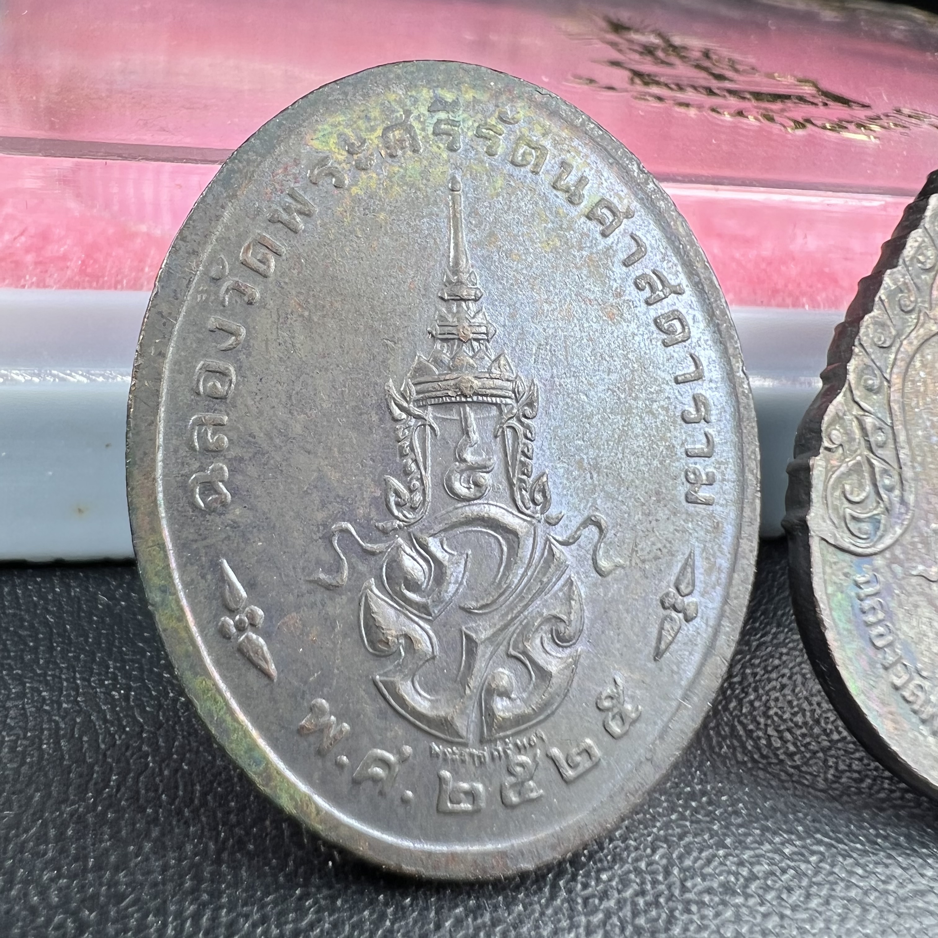 เหรียญพระแก้วมรกตหลัง ภปร. ฉลองกรุงรัตนโกสินทร์ครบ 200 ปี พ.ศ.2525 เนื้อทองแดงกล่องบรรจุเดิมครบ3พิมพ์(บล็อกพระราชศรัธา)(ในหลวงรัชกาลที่9 เสด็จในพิธี)