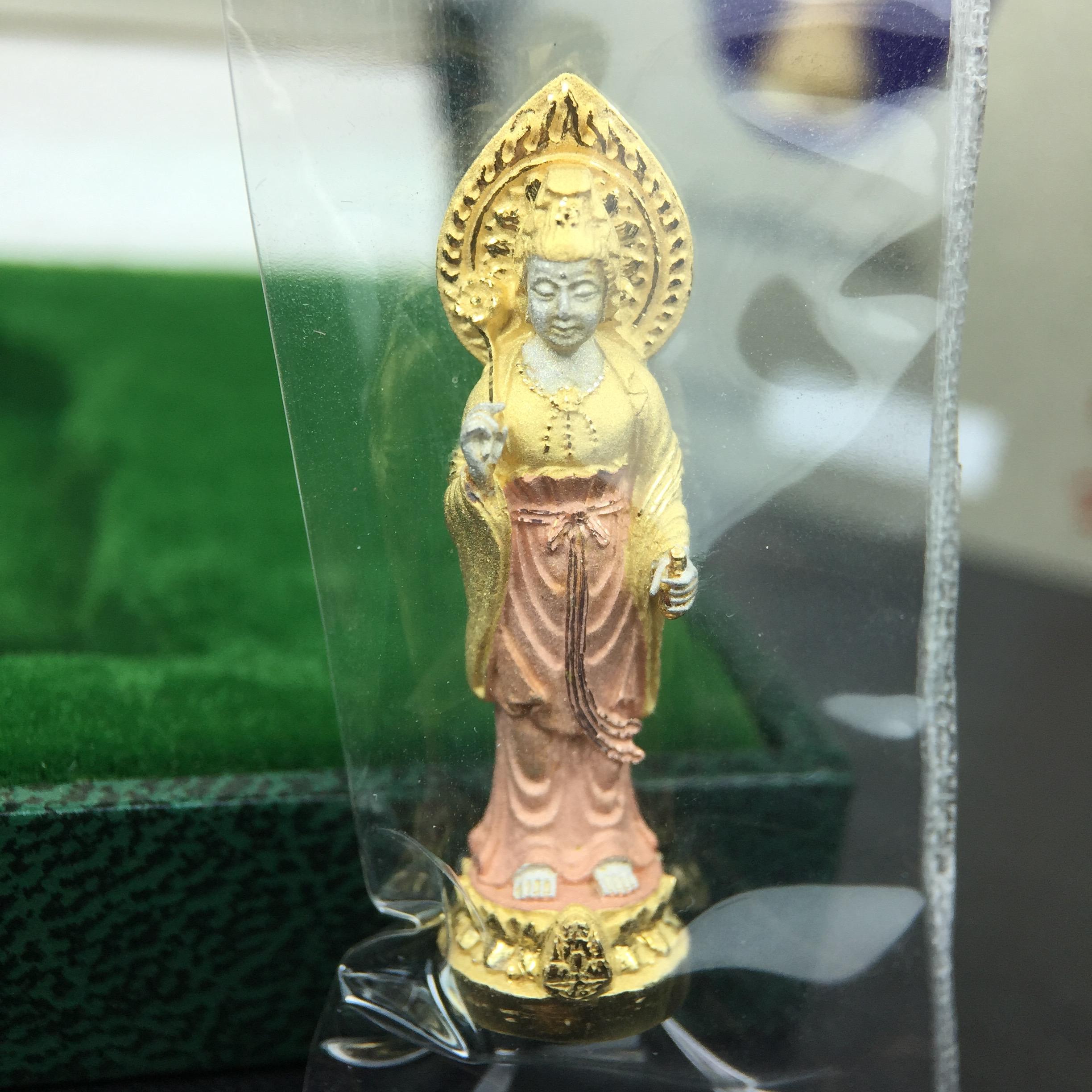 พระโพธิสัตว์อวโลกิเตศวร(เจ้าแม่กวนอิม)รุ่นฉลองปีกาญจนาภิเษก ปี2540 เนื้อเงินบริสุทธิ์ 99.9%(ชุบ3กษัตริย์) เทศบาลนครหาดใหญ่จัดสร้างถวายเฉลิมพระเกียรติพระบาทสมเด็จพระเจ้าอยู่หัวทรงครองสิริราชสมบัติครบ 50 ปี(สภาพซีนซองเดิมกล่องบรรจุการ์ดใบรับรองเดิมครบ)หายาก