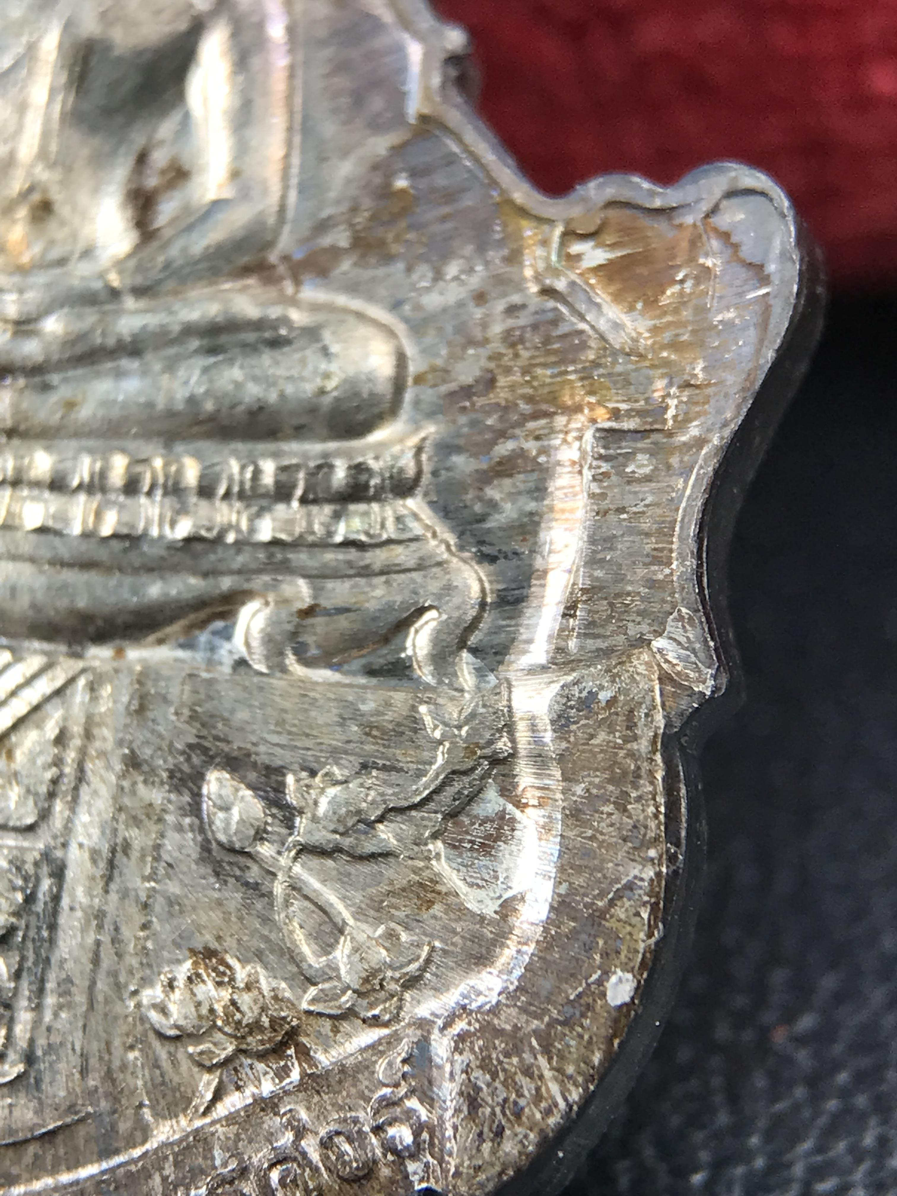 เหรียญพระพุทธญาณนเรศวร์ รุ่นแรก หลังพระปรมาภิไธย ภปร.และ สก.วัดญาณสังวราราม จ.ชลบุรี ปี 2527 เนื้อเงิน(ผิวเดิม ขึ้นรุ้งผิวน้ำทองกระจายทั่วเหรียญสวยมาก)ขนาด 2.3 x 3.8 ซม. พร้อมกล่องเดิม สมเด็จพระญาณสังวร ประธานในพิธีมหาพุทธาภิเษก(เนื้อเงินพบเจอน้อย หายาก)