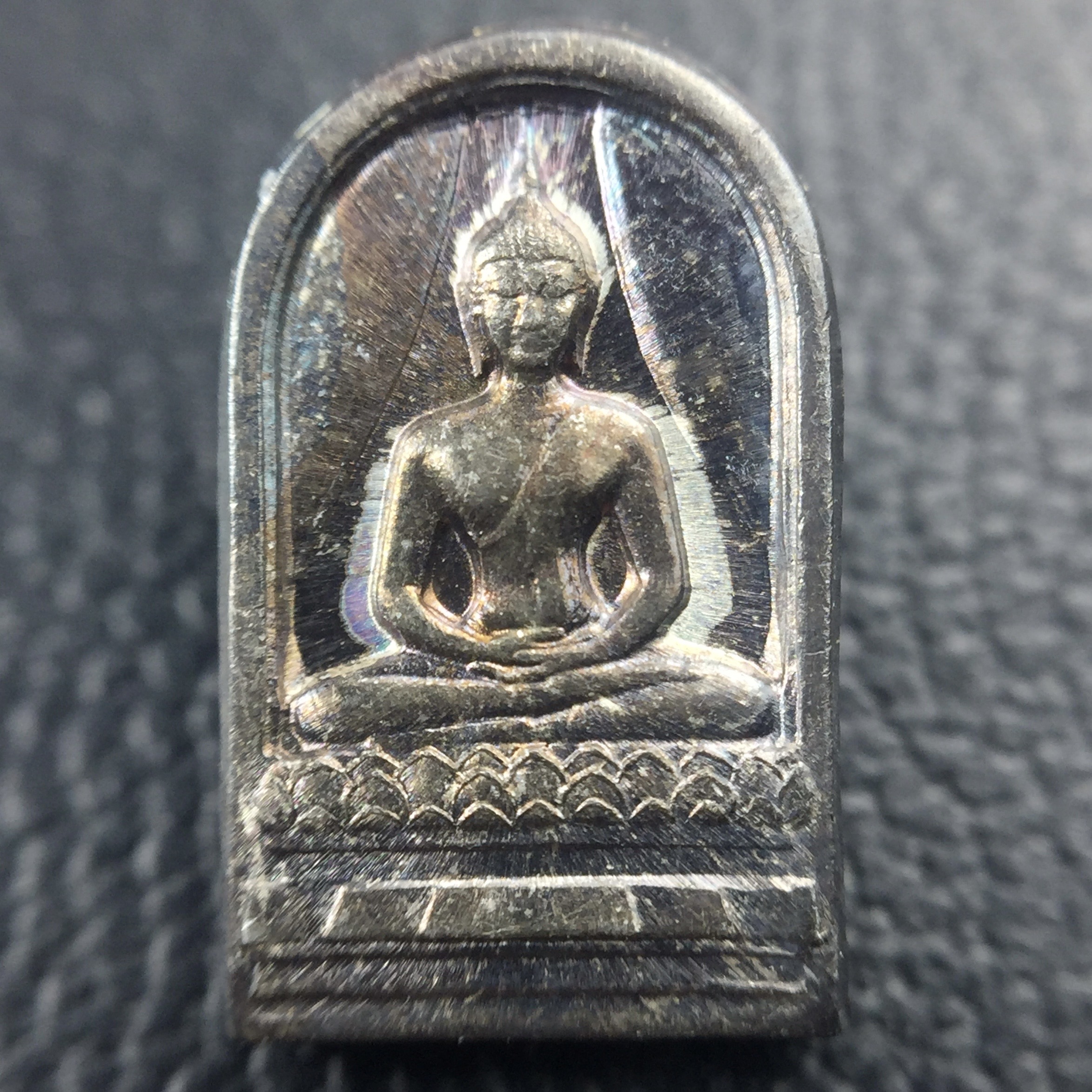 พระปรกใบมะขาม พระพุทธสิหิงค์ ภปร. ธรรมศาสตร์ 50ปี เนื้อเงิน(ตอกสองโค๊ด ผ่านสองพิธีวาระ 50ปีและ60ปี หายากนิยม)(คัดสภาพสวย)(ในหลวงรัชกาลที่9 เสด็จเททอง)(พระปรกใบมะขาม ภปร. รุ่นแรก)(พิธีใหญ่ เกจิที่มีชื่อเสียงมาร่วมปลุกเสกจำนวนมาก ชนวนมาลสารเก่าเข้มขลัง )