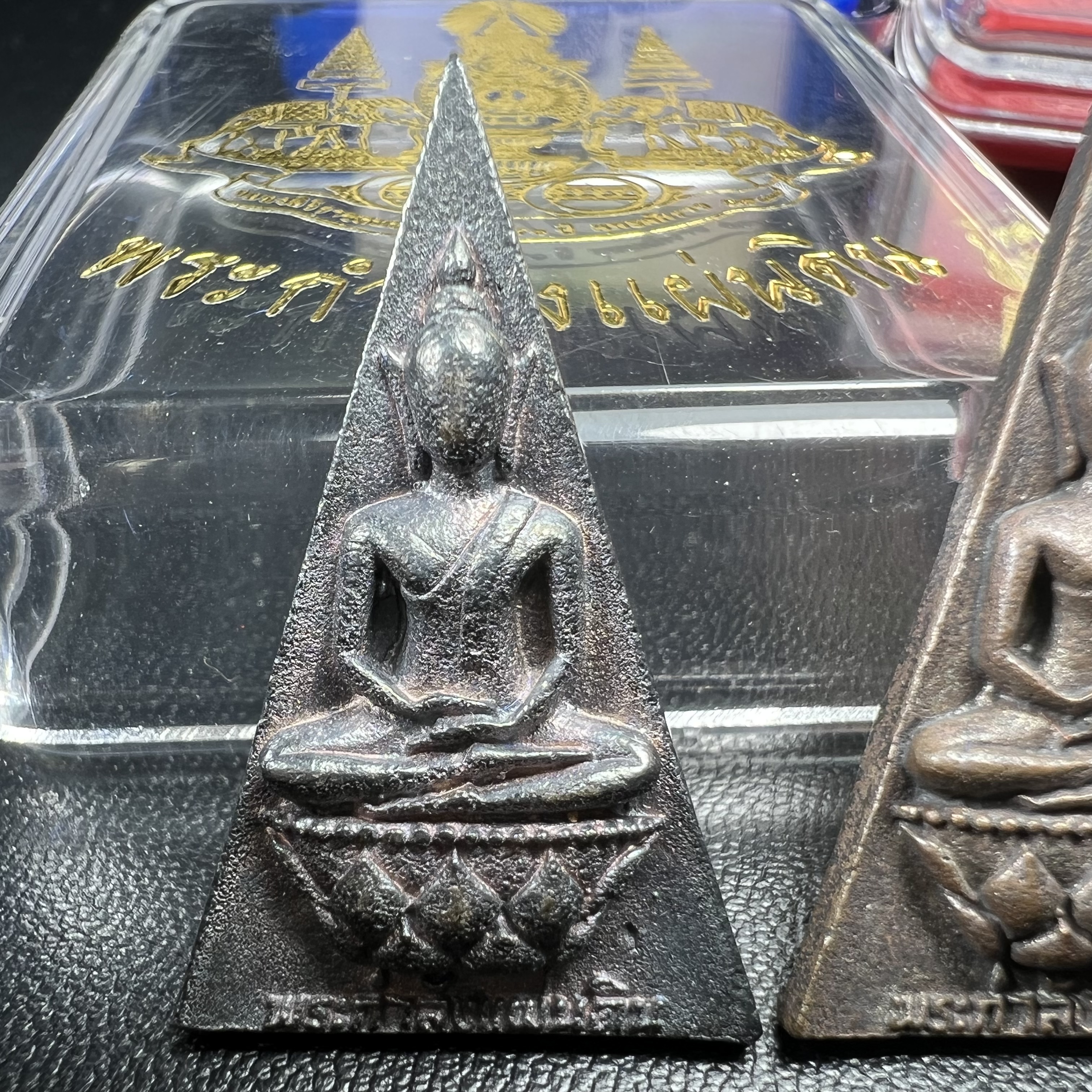 พระกำลังแผ่นดิน (สมเด็จจิตรลดา2) จัดสร้างเฉลิมพระเกียรติ ร.9 ครองราชย์ 50 ปี 2539 เนื้อเงิน(ผิวเดิมกลับดำ รุ้งๆสวย)+เนื้อนวโลหะ(สร้างน้อยหายาก)พร้อมกล่องบรรจุเดิมครบสมบูรณ์(1ใน2539องค์)