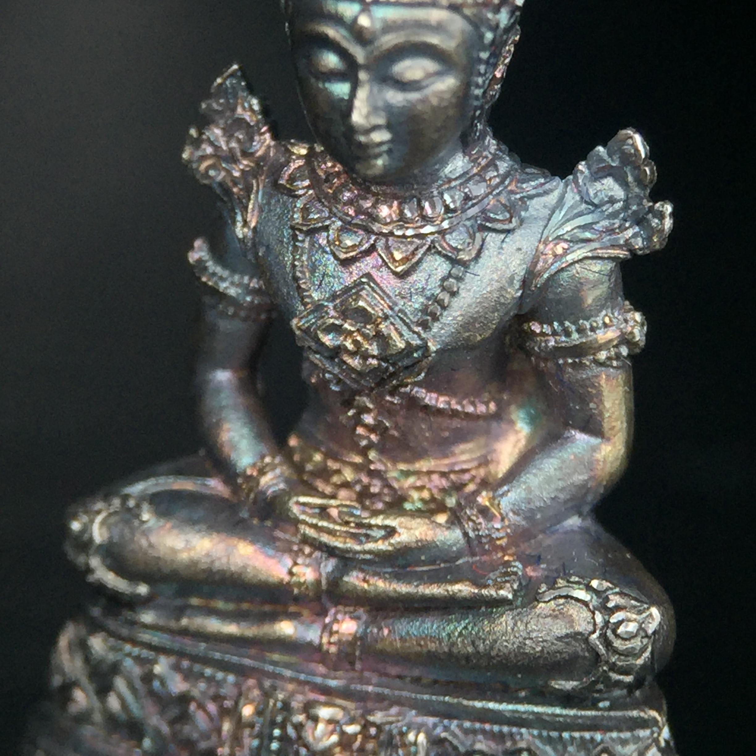 พระแก้วมรกต กรมสรรพสามิตจัดสร้างขึ้นเนื่องในโอกาสครบรอบ 64 ปีของกรมสรรพสามิต และเนื่องในวโรกาสที่พระบาทสมเด็จพระเจ้าอยู่หัวทรงครองราชย์ครบ50ปีเมื่อ พ.ศ.2539 เนื้อเงินทรายนวลขัดเงา(ผิวเดิมๆขึ้นสีรุ้งธรรมชาติสวย(สเน่ห์พระเนื้อเงินสีสันที่ธรรมชาติสรรค์สร้าง)