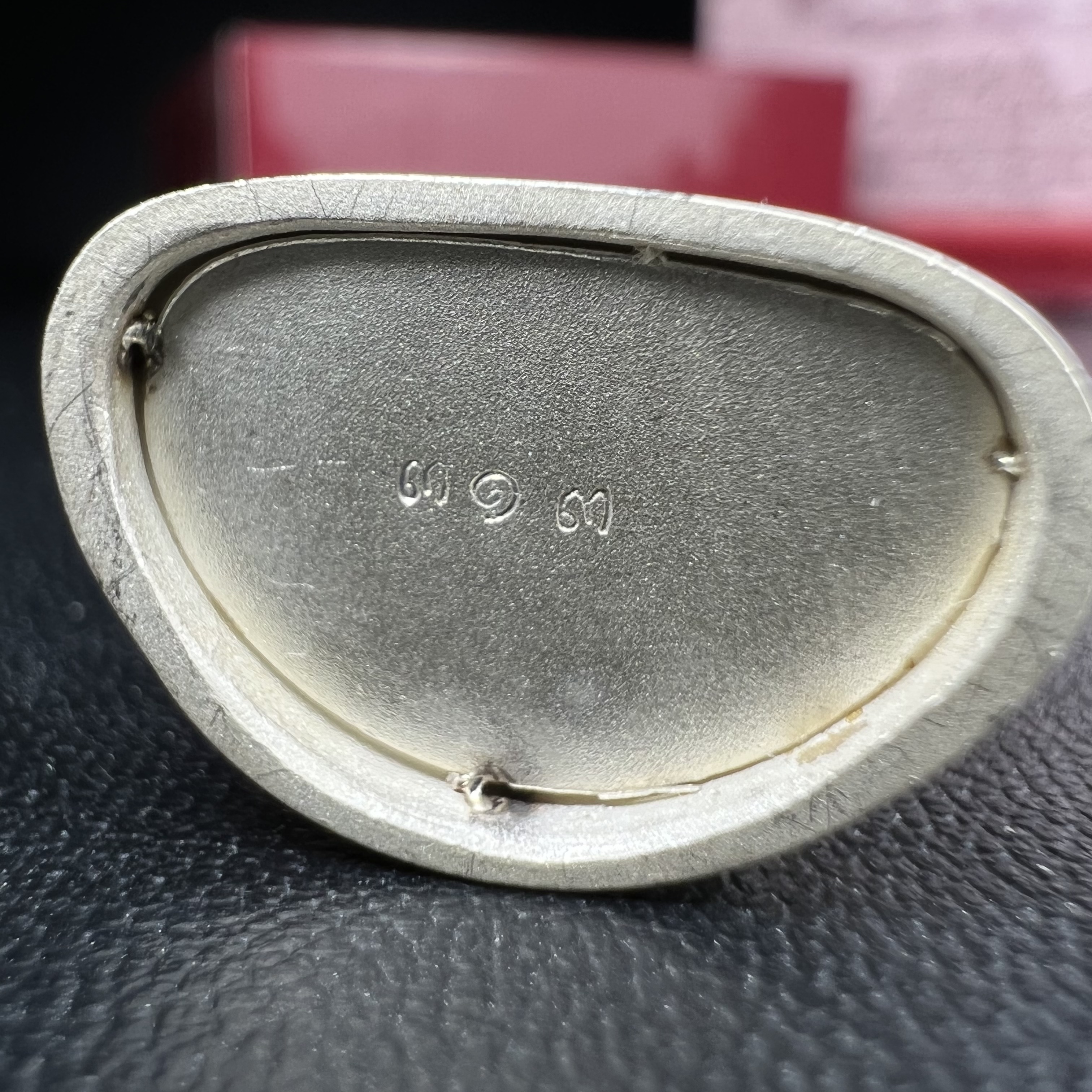 พระแก้วมรกต ภปร.(รุ่นแรก) ปี2545 รุ่นฉลองกรุงรัตนโกสินทร์ครบ 220 ปี พิมพ์ลอยองค์ใหญ่ เนื้อเงินบริสุทธิ์ 92.5% ขนาด 19*35 มม. พร้อมกล่องบรรจุดิม สวยครบสมบูรณ์