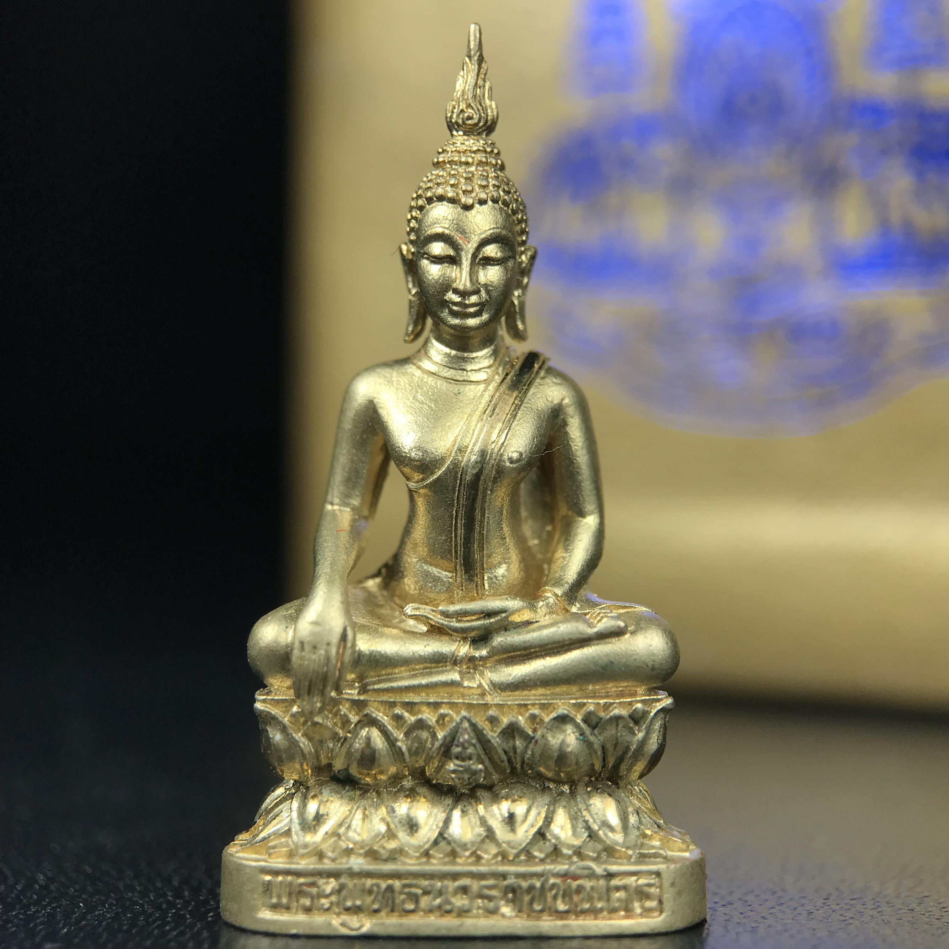 พระกริ่งพระพุทธนวราชบพิตร ตรากาญจนาภิเษกครองสิริราชสมบัติครบ 50 ปี รัชกาลที่ 9 ปี 2540 เนื้อทอง93(หายากพบเจอน้อยมาก) ขนาดสูง 3.2 ซม. พุทธศิลป์สวยงดงามและพิธีใหญ่วัดพระแก้ว(พุทธนวราชบพิตร นิมิตรหมายแห่งความสามัคคี ด้วยไมตรีแห่งองค์พระภูมิพล)