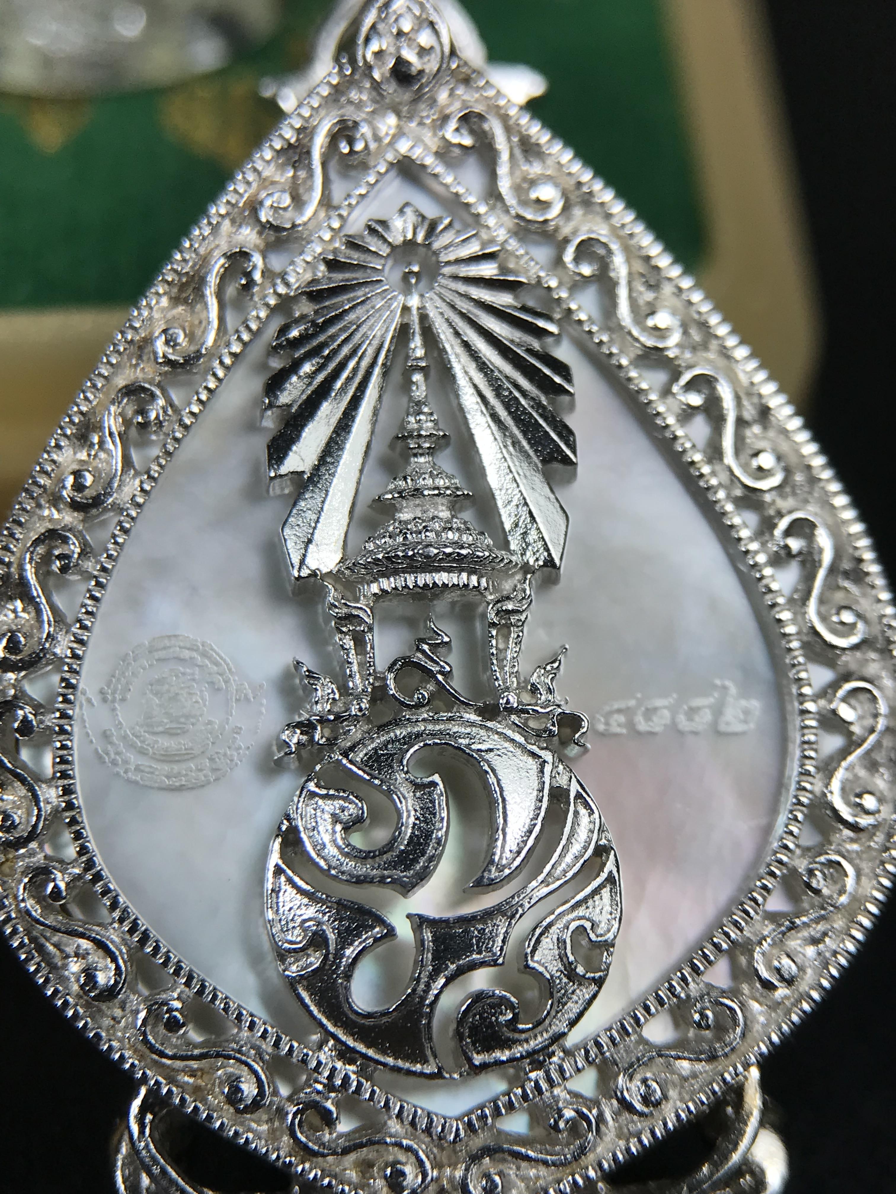 พระพุทธชินราช ภปร. 84 พรรษา ทรงหยดน้ำ เนื้อเงินชุบทองคำขาว ขนาด 20*36 มม. (พระราชทานมวลสาร จิตรลดาและเส้นพระเจ้า(เส้นผม)รัชกาลที่9)พุทธศิลป์ทรงคุณค่าอีกหนึ่งรุ่นยอดนิยม งดงาม ทรงคุณค่า หายาก
