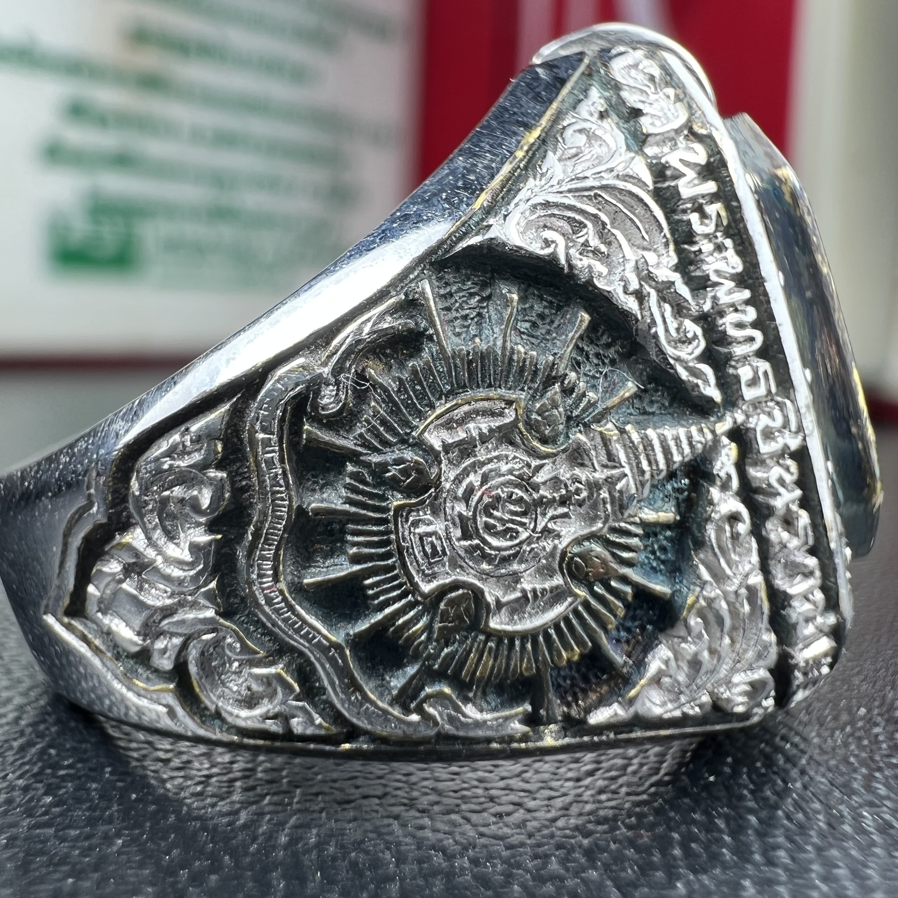 แหวนพระพุทธชินราช ภปร. ในวโรกาสเฉลิมพระชนมายุ6รอบ 5ธันวาคม2542 มูลนิธิพิทักษ์ดวงตาประชาชน จัดสร้าง แหวนเนื้อเงินเคลือบทองคำบริสุทธิ์ประดับเพชร CZ เกรดนอก ตอกโค๊ตและหมายเลข 504(ผลรวมได้ 9 เลขมหามงคลเจริญก้าวหน้าในทุกด้าน) พร้อมกล่องบรรจุเดิมครบ(หายาก)